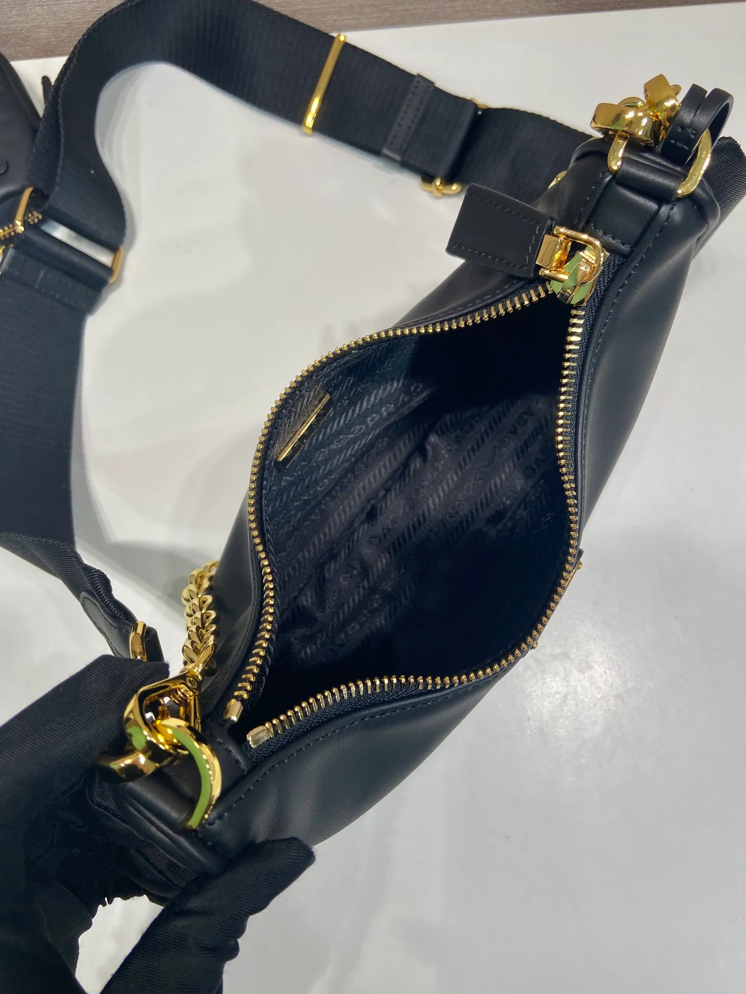 💰1500🎉Nappa Leather Three-in-One🎉1BH204 New Product🎉🎉 This three-in-one padded shoulder bag is made of soft calf leather and has a simple silhouette. It is equipped with a detachable long nylon shoulder strap and velvet strips. It is a favorite small bag on the shoulder strap. So cute 😉 It feels very soft🎉, practical and casual, babies, hurry up and get it🎉🎉 Length 22x height 18x ​​base 6.5cm🎉🎉🎉🍊🍊🍊