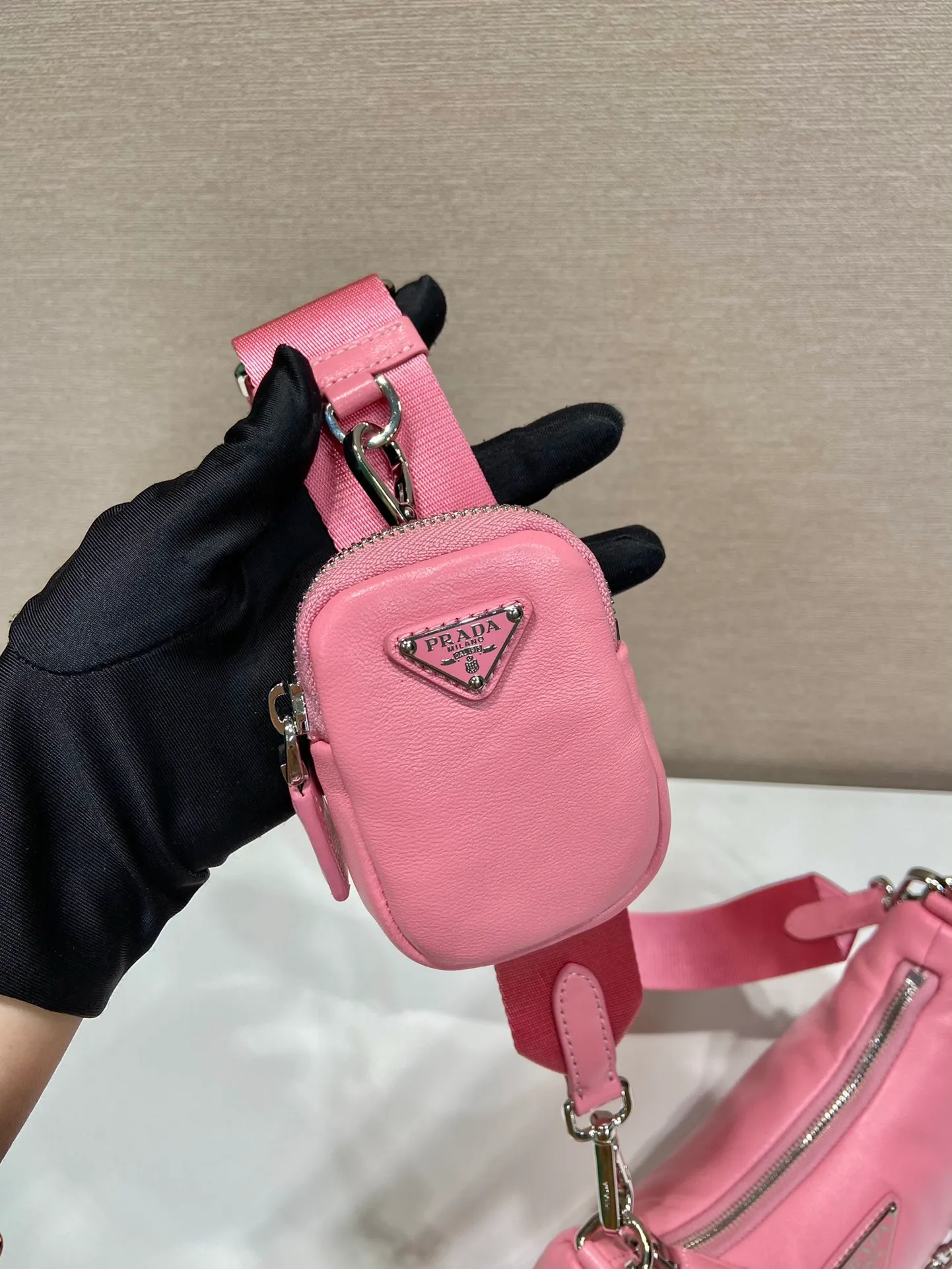 💰1520🎉Lambskin three-in-one🎉1BH204🎉🎉 This three-in-one padded shoulder bag is made of soft lambskin and has a simple silhouette. It is equipped with a detachable long nylon shoulder strap and velvet strips. It is a favorite small bag on the shoulder strap. So cute 😉 It feels very soft🎉, practical and casual, babies, hurry up and get it🎉🎉 Length 22x height 18x ​​base 6.5cm🎉🎉🎉🍊🍊🍊