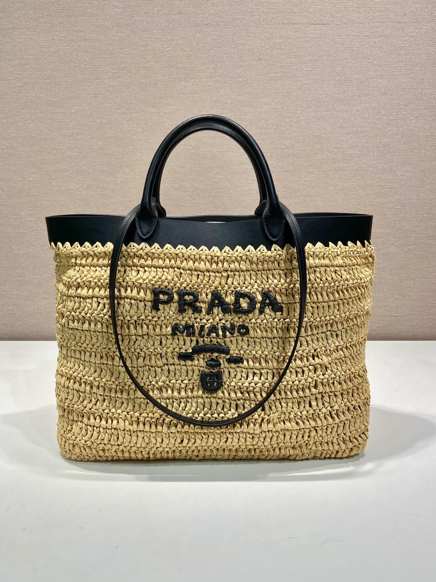 💰1560🎉New woven tote bag🎉1BG499 large size🎉🎉 This modern and sophisticated tote bag combines crochet craftsmanship and leather details to create a summer atmosphere. Double handle style, can be used as a handbag or shoulder bag, with a contrasting embroidered letter logo on the front for added recognition. Large capacity, stylish, casual and elegant👏👏A must-have for summer, get it now🎉🎉 Length 32x Height 29x Bottom 16cm🎉🎉🎉👏👏 👏