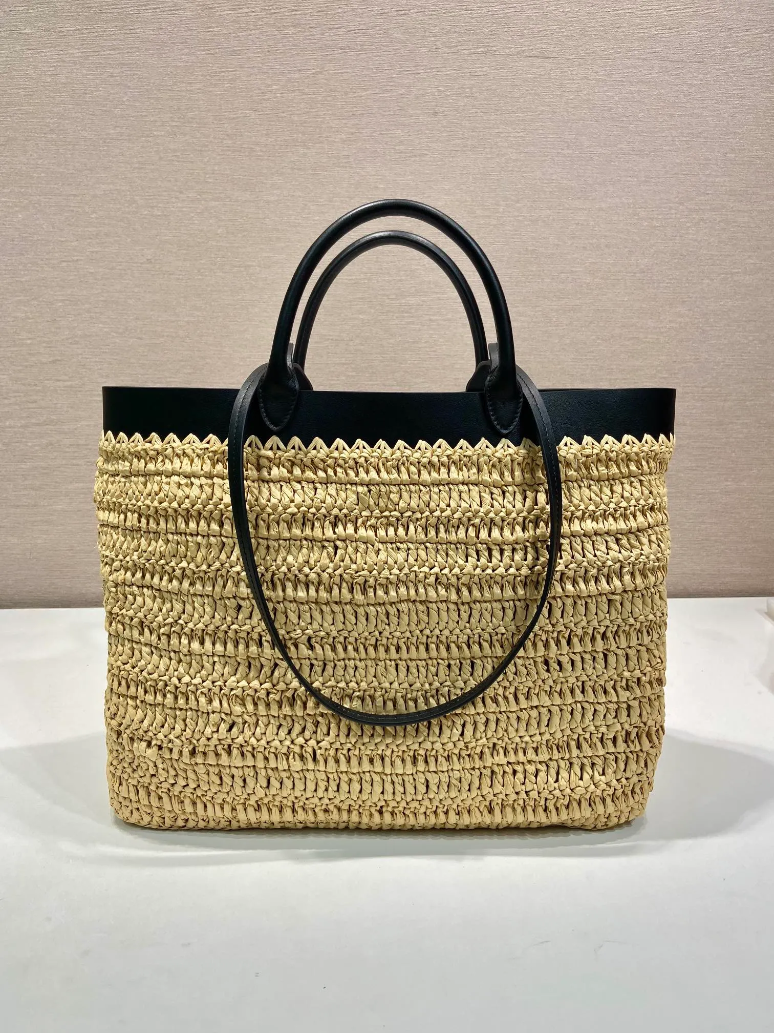 💰1560🎉New woven tote bag🎉1BG499 large size🎉🎉 This modern and sophisticated tote bag combines crochet craftsmanship and leather details to create a summer atmosphere. Double handle style, can be used as a handbag or shoulder bag, with a contrasting embroidered letter logo on the front for added recognition. Large capacity, stylish, casual and elegant👏👏A must-have for summer, get it now🎉🎉 Length 32x Height 29x Bottom 16cm🎉🎉🎉👏👏 👏