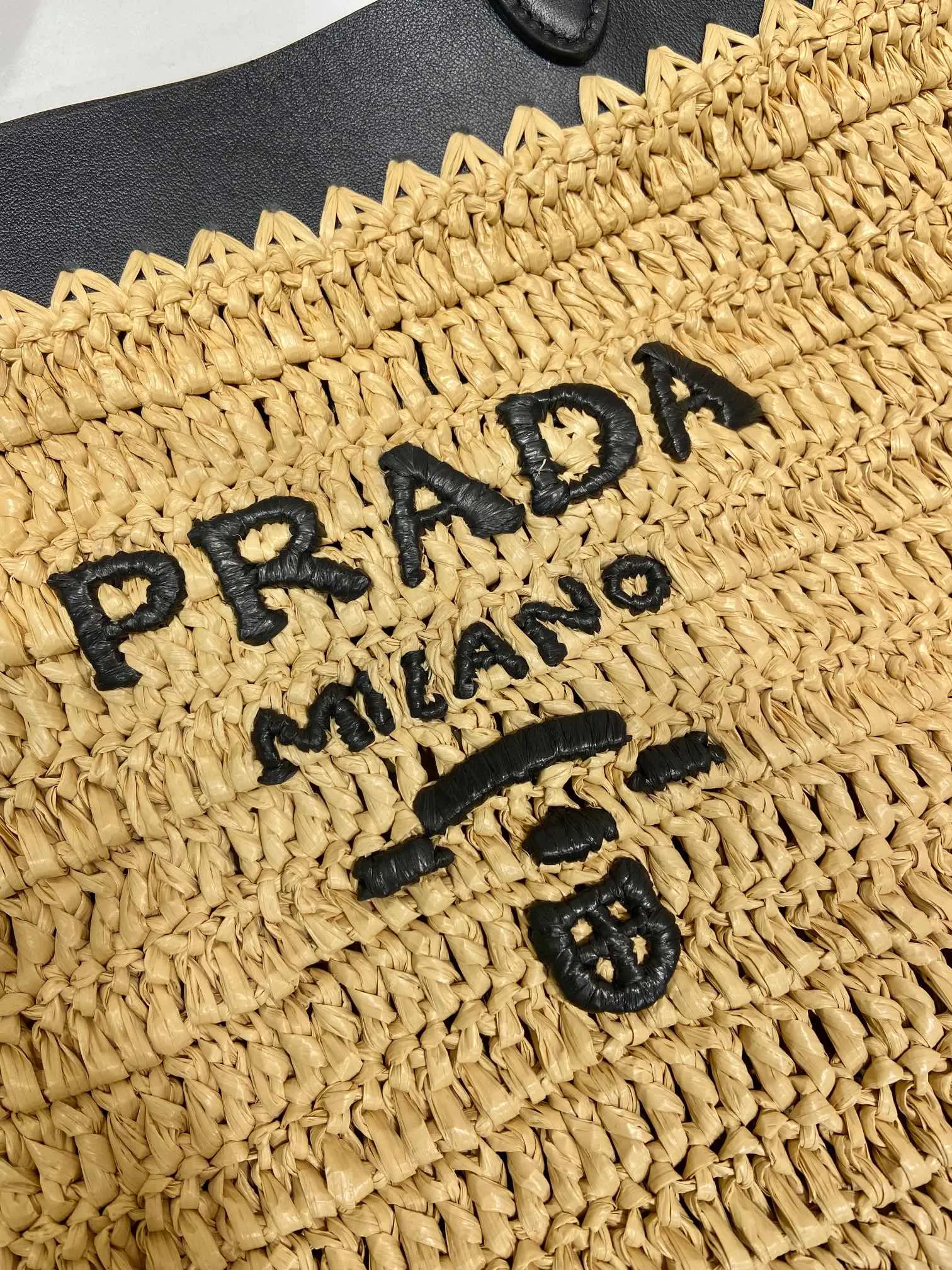 💰1560🎉New woven tote bag🎉1BG499 large size🎉🎉 This modern and sophisticated tote bag combines crochet craftsmanship and leather details to create a summer atmosphere. Double handle style, can be used as a handbag or shoulder bag, with a contrasting embroidered letter logo on the front for added recognition. Large capacity, stylish, casual and elegant👏👏A must-have for summer, get it now🎉🎉 Length 32x Height 29x Bottom 16cm🎉🎉🎉👏👏 👏