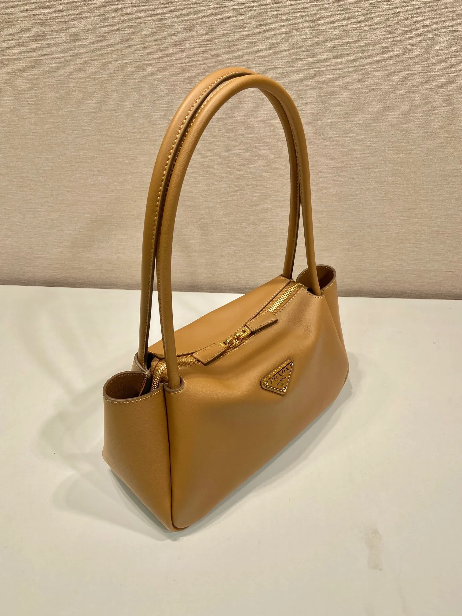 💰1640🎉New product🎉1BA444 shoulder style🎉🎉 This shoulder style is made of calfskin, imported lambskin interior, and top-notch hardware. It can be carried by hand or carried on the shoulder. It is equipped with 2 compartments. It has a large capacity, is simple and practical, and has a beautiful upper body effect. Babies. Get it now🎉🎉 Length 28x Height 18x ​​Bottom 11cm🎉🎉🎉👏👏👏