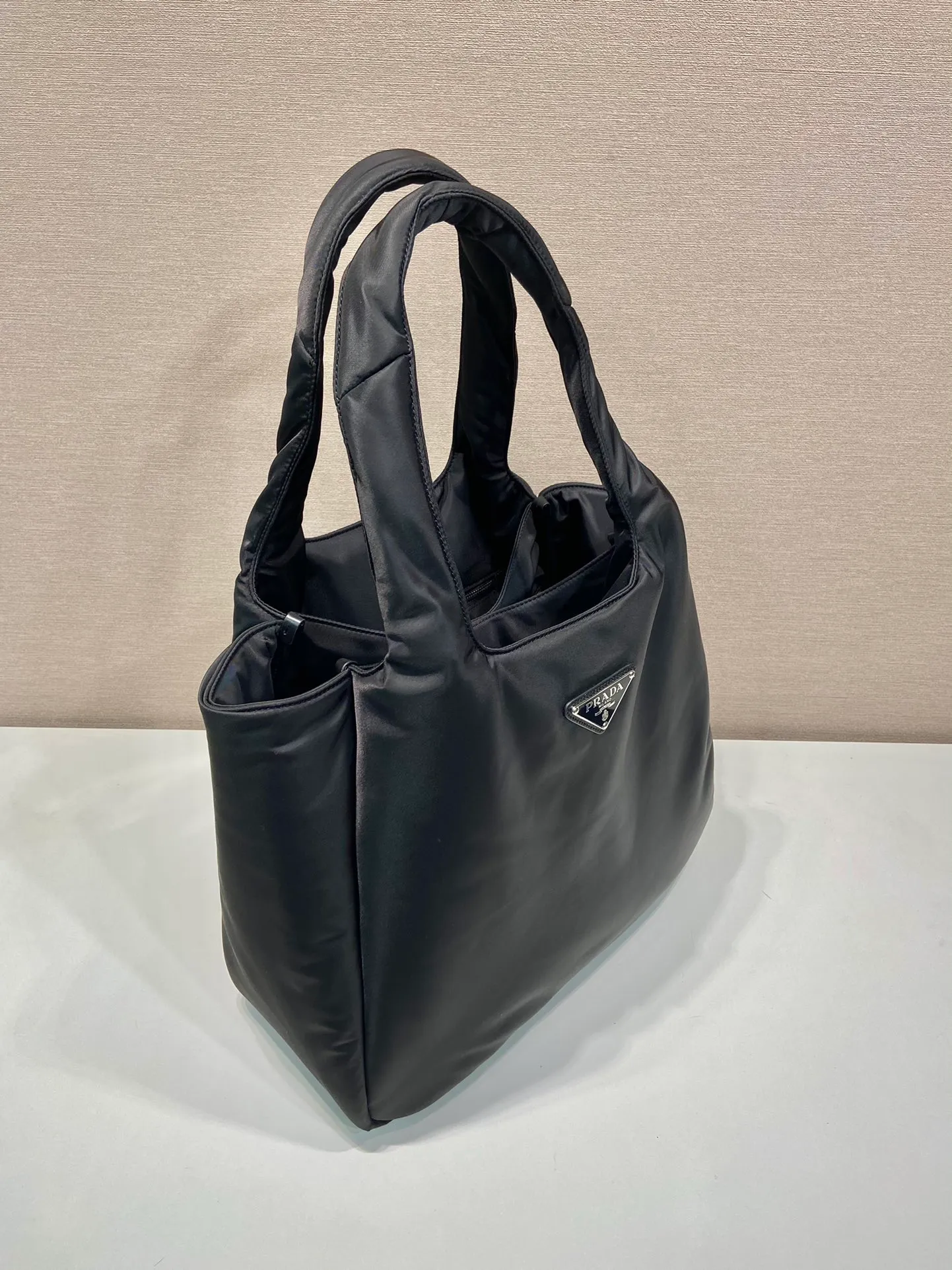 💰1260🎉Extra large tote bag🎉1BG449 nylon fabric🎉🎉 This tote bag style handbag is made of imported nylon fabric, simple and very soft to the touch, casual and fashionable, with double handles and magnetic buckles. Open the bag to reveal the nylon lining and three compartments. The space capacity is very large and lightweight🎉🎉Can be carried on the shoulder🎉🎉If you like babies, hurry up and get it🎉🎉 Length 38x Height 34x Bottom 17cm🎉🎉🎉🍊🍊🍊