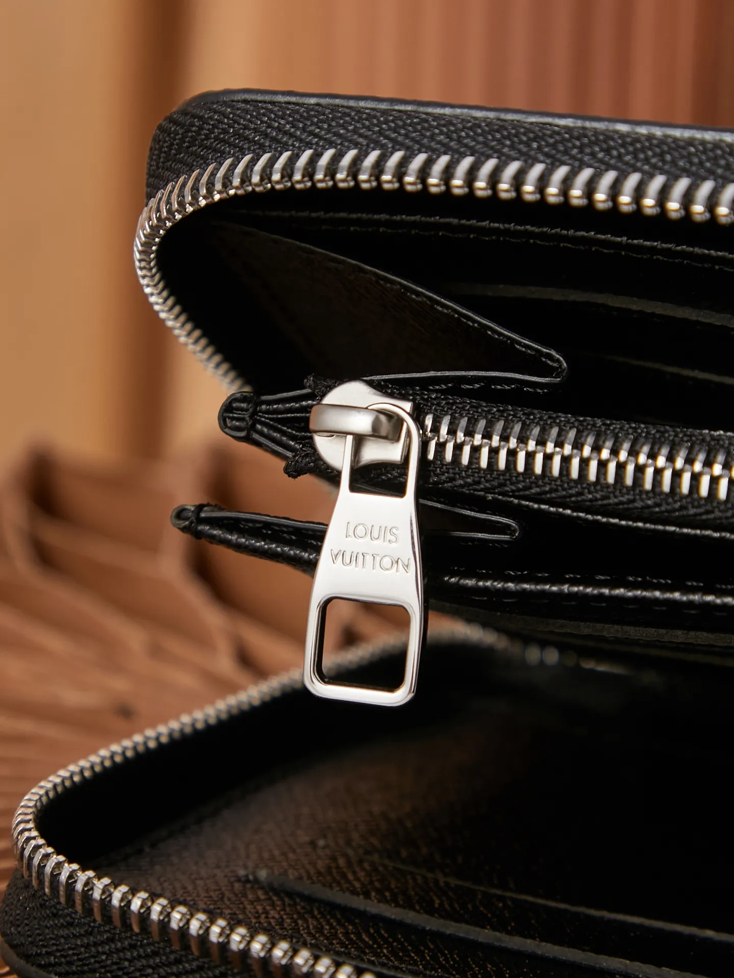 P¥320 👉nfc dynamic chip version👈 [Top inspection-free all-steel hardware] Large M82081 black flower clutch wallet ZIPPY ORGANIZER zipper wallet The Zippy Organizer zipper wallet is made of classic Damier Ebene canvas. It has an extremely compact and compact shape, and combines fashionable design with practical functionality. The wrap-around zipper closure brings together a series of practical functional elements, such as multiple credit card slots, a 62581 black flower zipper coin compartment and a large ticket pocket. 21.0 x 12.0 cm (Length x Height) Comes in gift box.