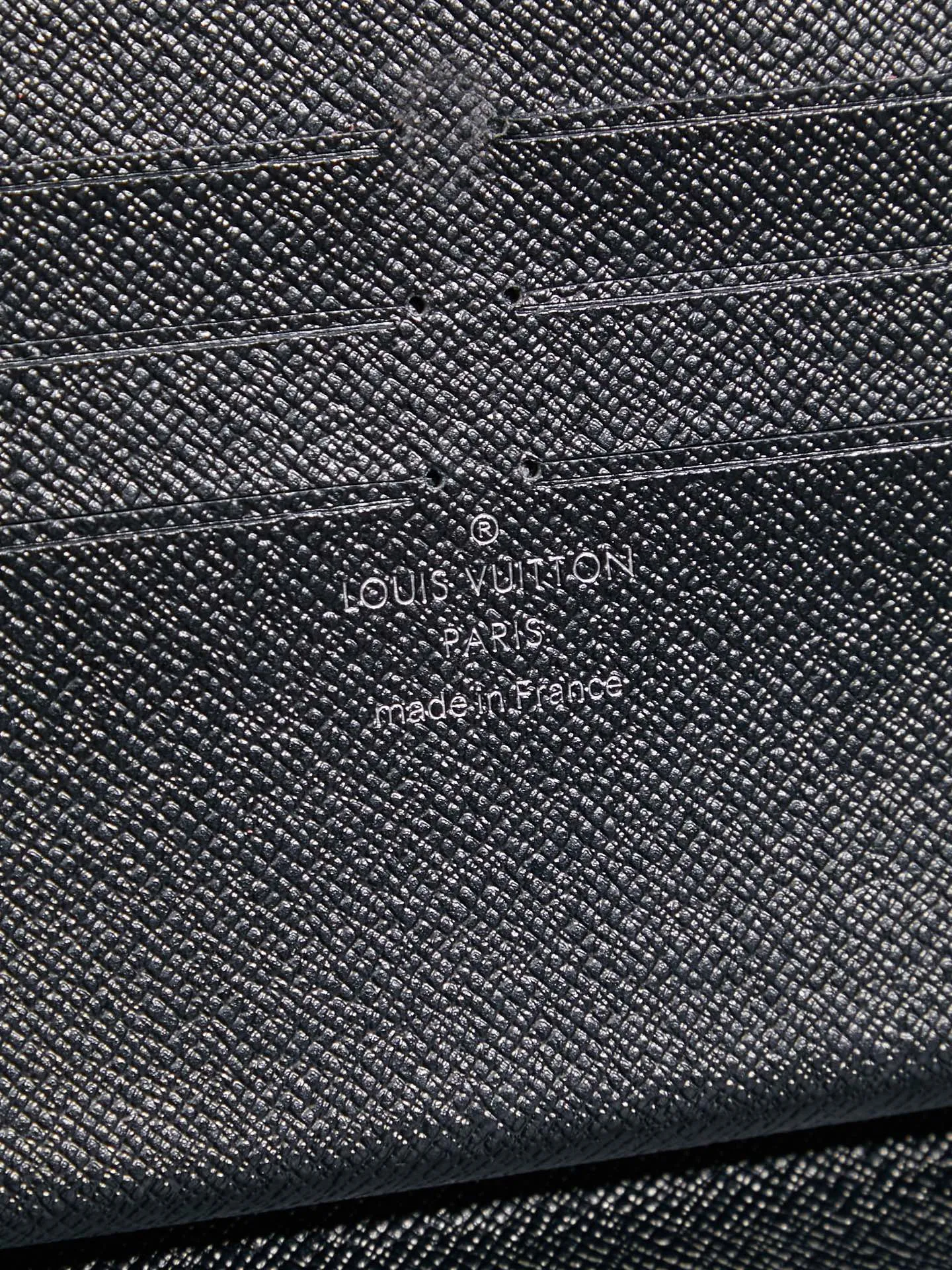P¥320 👉nfc dynamic chip version👈 [Top inspection-free all-steel hardware] Large M82081 black flower clutch wallet ZIPPY ORGANIZER zipper wallet The Zippy Organizer zipper wallet is made of classic Damier Ebene canvas. It has an extremely compact and compact shape, and combines fashionable design with practical functionality. The wrap-around zipper closure brings together a series of practical functional elements, such as multiple credit card slots, a 62581 black flower zipper coin compartment and a large ticket pocket. 21.0 x 12.0 cm (Length x Height) Comes in gift box.
