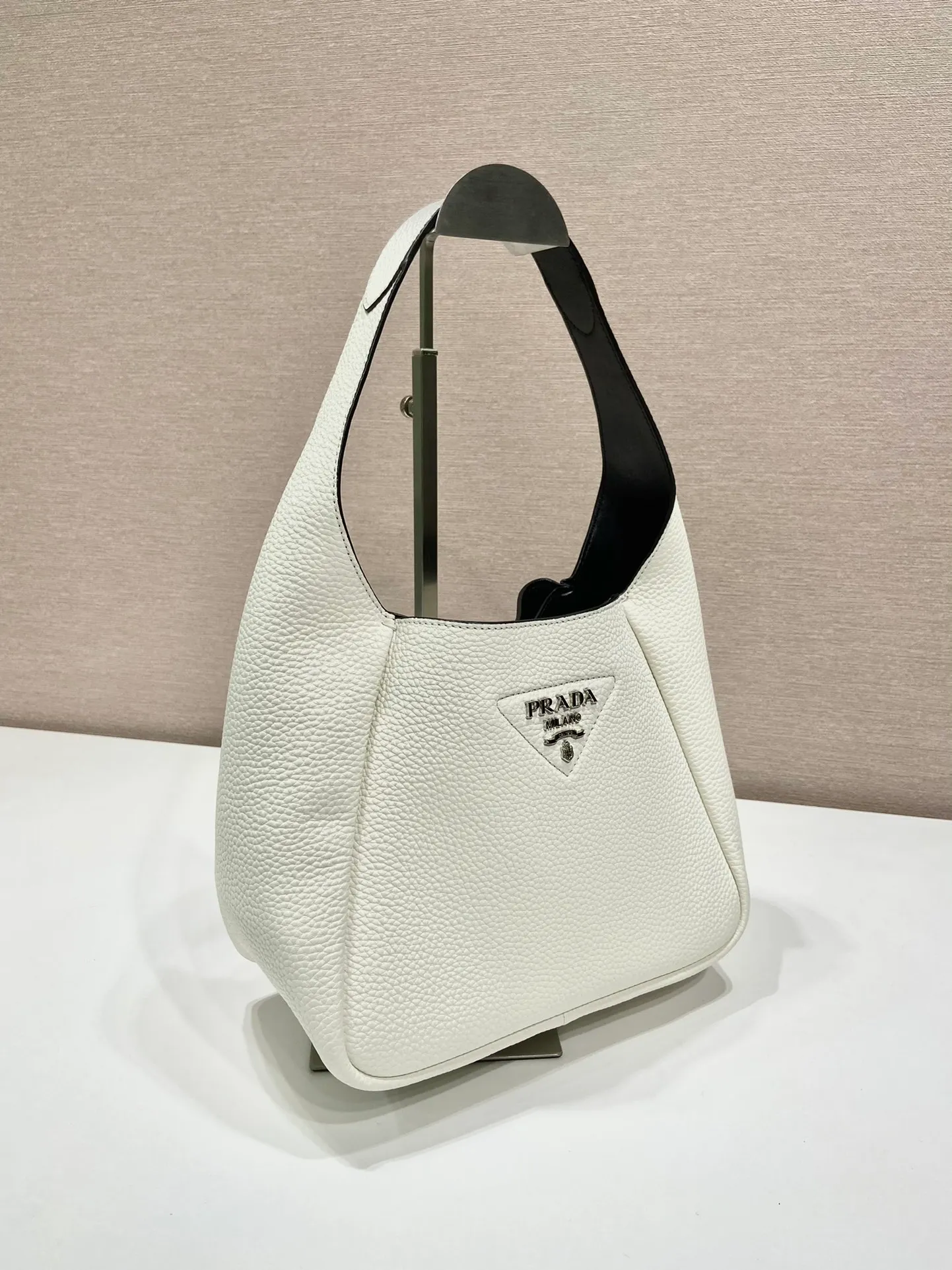 💰1560✨New Bucket Bag✨1BC127😘2022 New Color🎉Latest Vegetable Basket😘😘 The vegetable basket tote underarm bag is made of soft and delicate calfskin, with imported sheepskin interior and top-grade white lace hardware. The overall feel is very soft/lightweight😘😘It has many compartments and can be carried or used as an under-the-bag bag. It can be matched with different clothes. So beautiful😘😘Hurry up and get it🙊 Length 23x height 21x bottom 13cm👏👏👏💰💰💰