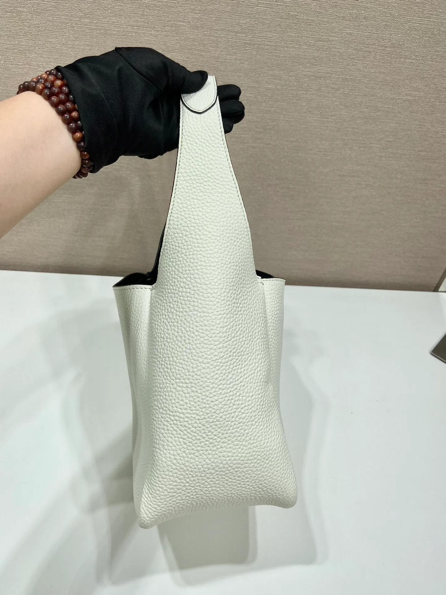 💰1560✨New Bucket Bag✨1BC127😘2022 New Color🎉Latest Vegetable Basket😘😘 The vegetable basket tote underarm bag is made of soft and delicate calfskin, with imported sheepskin interior and top-grade white lace hardware. The overall feel is very soft/lightweight😘😘It has many compartments and can be carried or used as an under-the-bag bag. It can be matched with different clothes. So beautiful😘😘Hurry up and get it🙊 Length 23x height 21x bottom 13cm👏👏👏💰💰💰