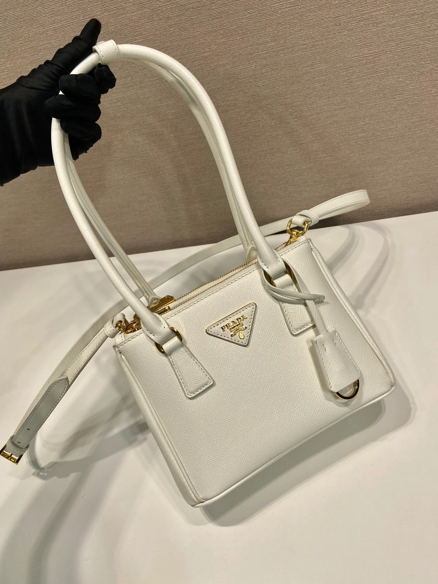 💰1760🎉mini killer bag🎉1BA906 long handle🎉🎉 This mini killer bag with long handle is made of imported cross-grain cowhide and top brushed hardware. The handbag is simple, elegant and practical in design. The Galleria handbag fully embodies the definition of "classic". It is equipped with a detachable long shoulder strap, which can be carried on the shoulder, hand-carried or cross-body. It is a multi-functional long-handle style. It is another popular style that will never go out of style. Ladies and sisters, hurry up and get it. 🎉Length 20xH13.5xH 9.5cm🎉🎉🎉👏👏👏