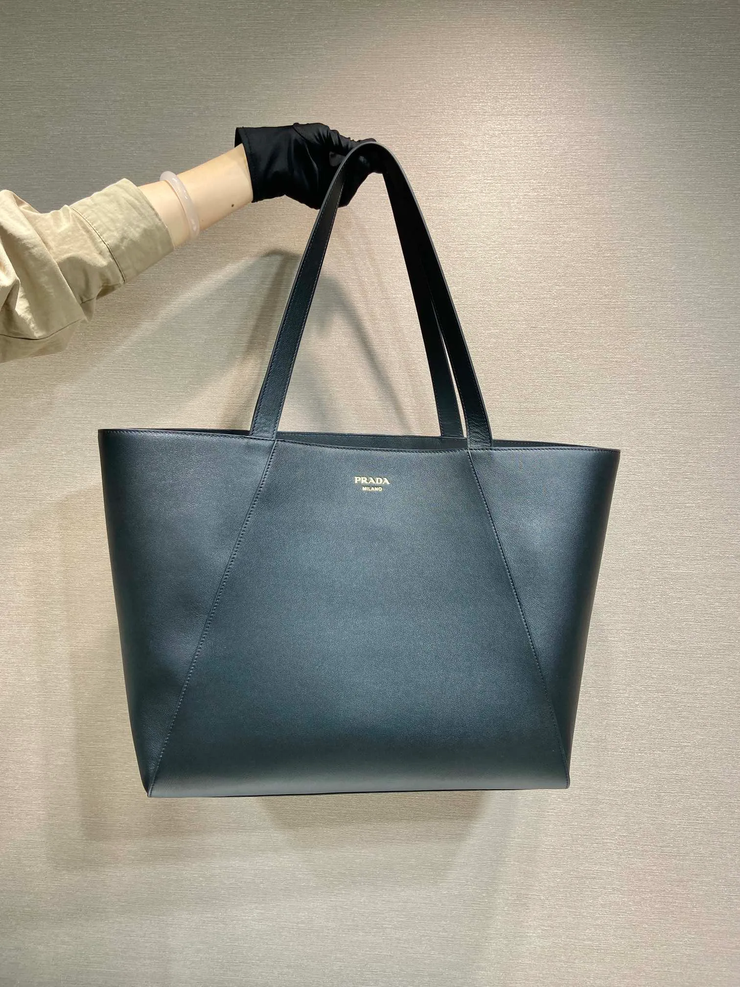💰1900🎉New tote bag🎉2VG123🎉🎉 This tote bag adopts simple geometric line design, highlighting modern casual personality. Made from leather, it has a roomy silhouette with a soft texture, multiple interior pockets and is embellished with a monogrammed logo. Large capacity, light and practical, hurry up and get it🎉🎉 Length 40x Height 35.5x Bottom 14cm🎉🎉🎉💰💰💰