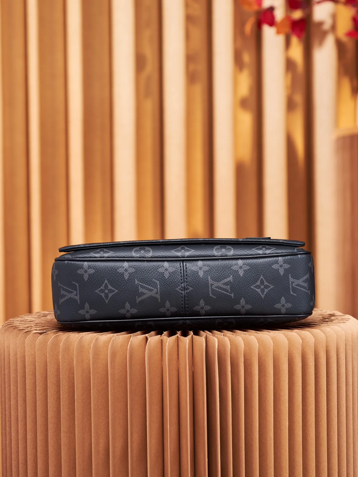 P¥720👉nfc163C01 dynamic chip version👈[Top-grade inspection-free all-steel hardware]👏👏This District small messenger bag releases its handsome charm through Monogram Eclipse canvas. The Louis Vuitton logo and LV letters in the lower left corner highlight the brand elements. The rear zippered outer pocket is easy to access and the adjustable shoulder strap allows for comfortable carrying. Monogram Eclipse coated canvas, cow leather trim, fabric lining, metal hardware, magnetic flap, zippered back pocket, inner patch pocket, inner front pocket, non-detachable, adjustable shoulder strap! ! Model: M46255; Size: 26x20x7CM