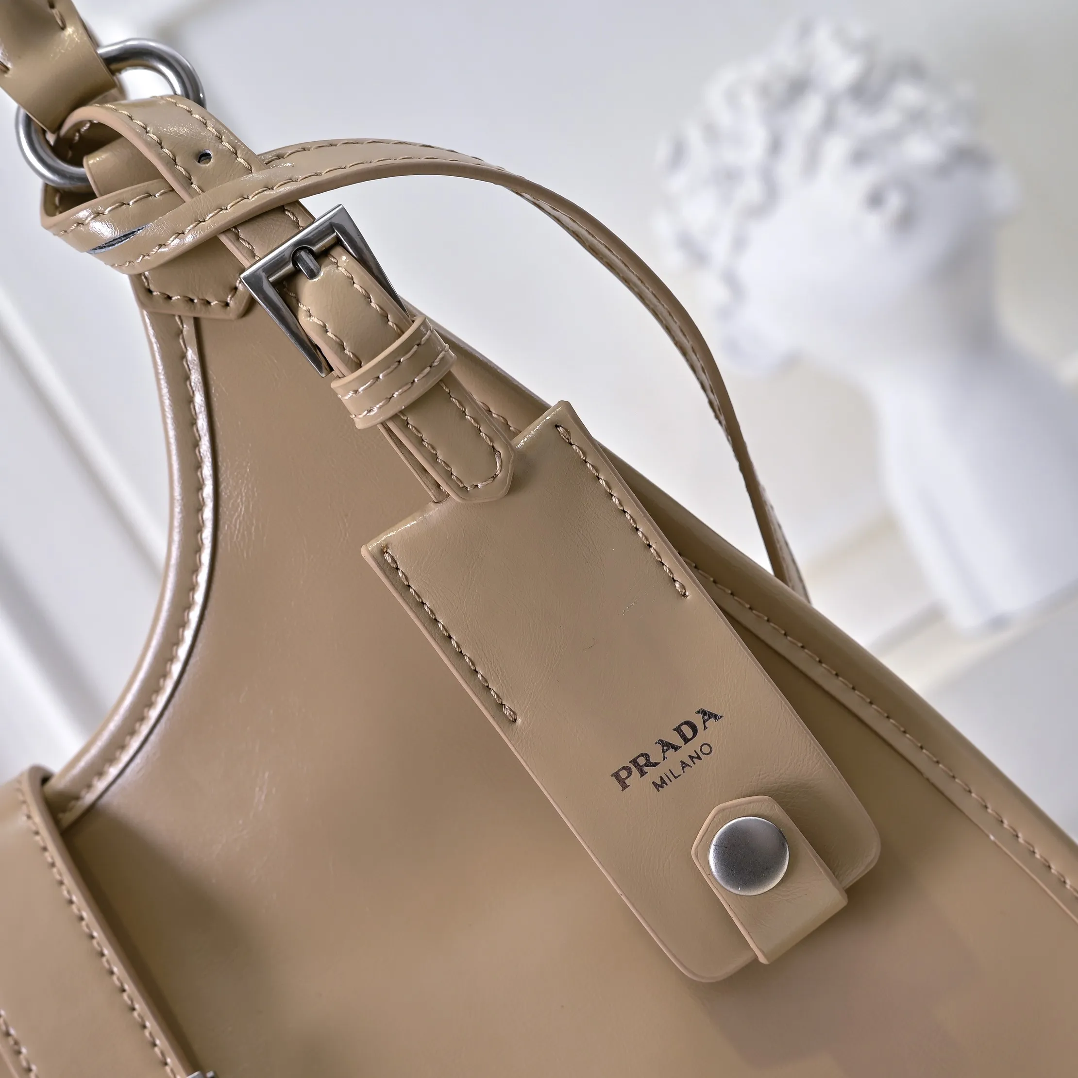 💰500￥110 Early Spring🎉PRADA Counter New Style🎉(Full Leather Series) [Original Quality + Matched Counter Hardware] First-layer oiled waxed cowhide This shoulder bag adopts a modern and versatile design and is made of full-layer cowhide, decorated with exquisite leather details. Spacious capacity, with zipper and padlock closure · Fully hand-stitched handle · Detachable keychain · Metal hardware accessories · Zipper and padlock closure Size: 32×25×12CM Style No.: 7041 Material: Oil-waxed cowhide