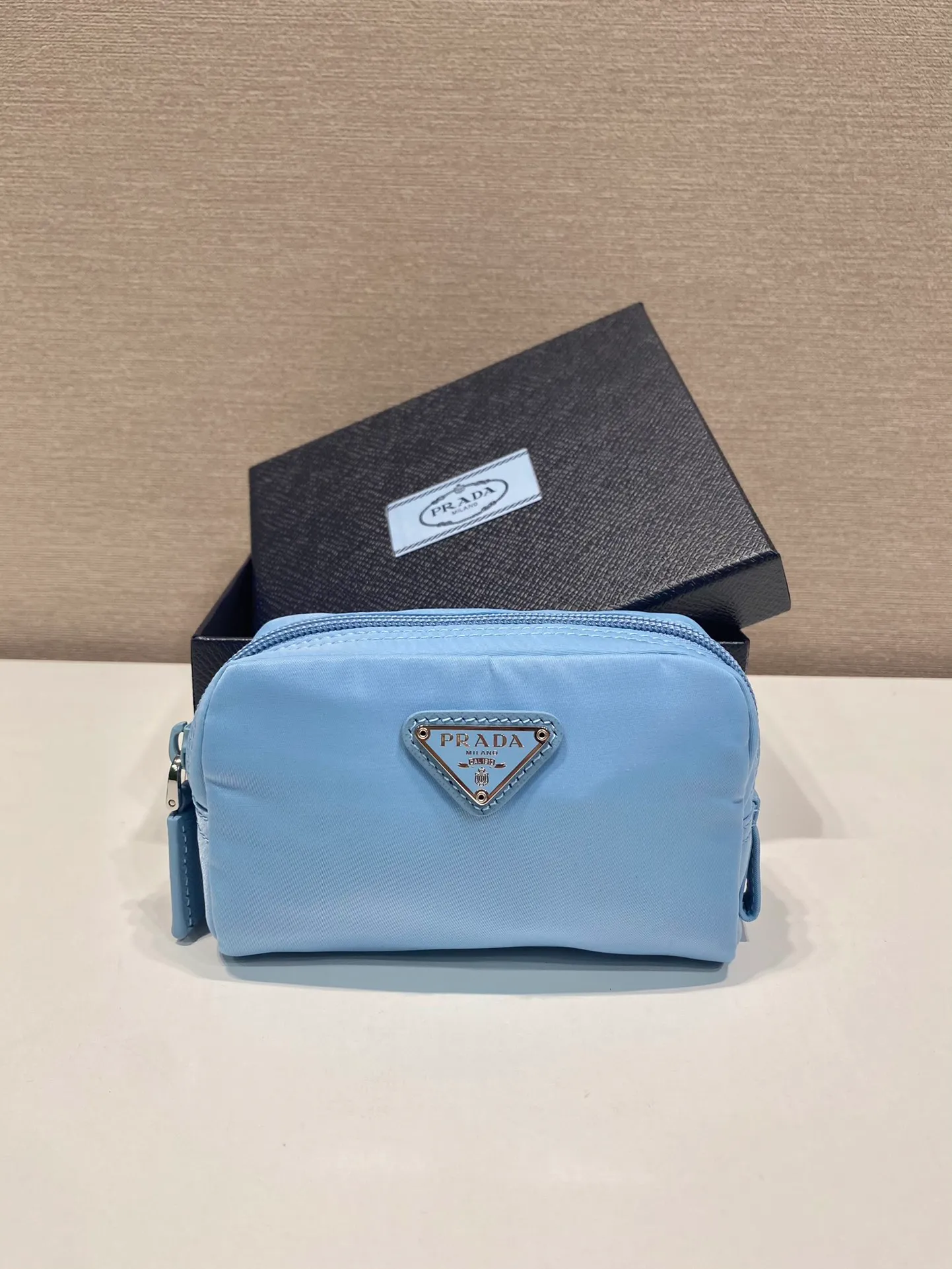 💰280🎉Coin purse🎉1NA339 new product🎉🎉 This clutch bag is made of innovative Prada Re-Nylon regenerated nylon. The bag has a zipper design, the inner pocket is equipped with a zipper pocket, top-grade hardware, large capacity space, cards/car keys🔑/lipstick💄/all no problem, babies, the little handbag you have been longing for has arrived👏👏 Length 12x Height 8x Bottom 3.5cm🎉🎉🎉👏👏👏