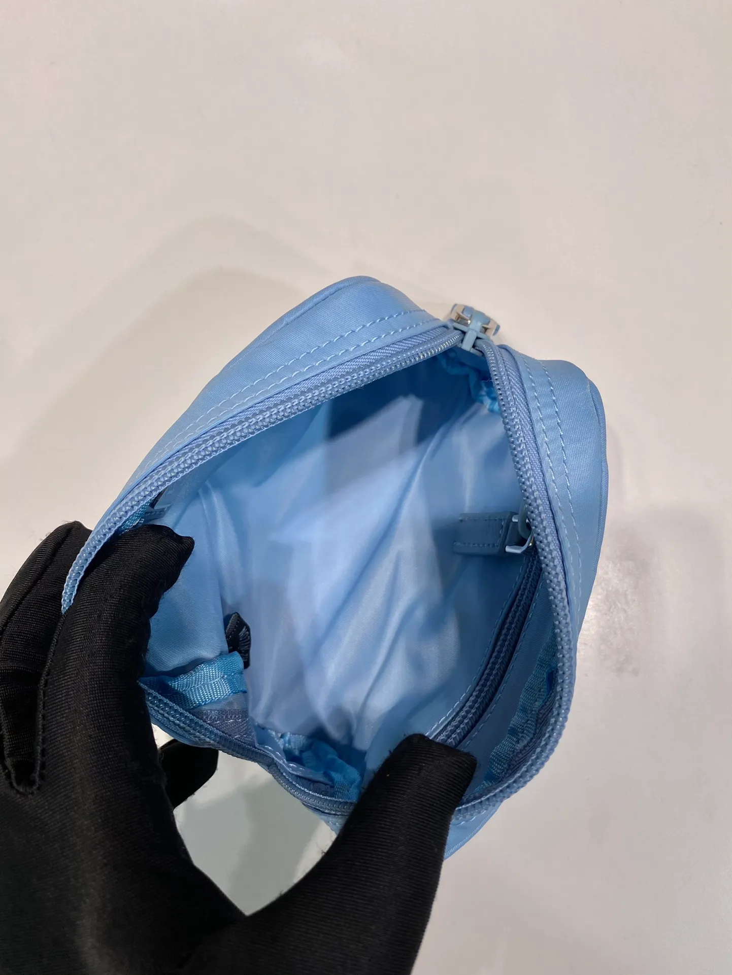 💰280🎉Coin purse🎉1NA339 new product🎉🎉 This clutch bag is made of innovative Prada Re-Nylon regenerated nylon. The bag has a zipper design, the inner pocket is equipped with a zipper pocket, top-grade hardware, large capacity space, cards/car keys🔑/lipstick💄/all no problem, babies, the little handbag you have been longing for has arrived👏👏 Length 12x Height 8x Bottom 3.5cm🎉🎉🎉👏👏👏