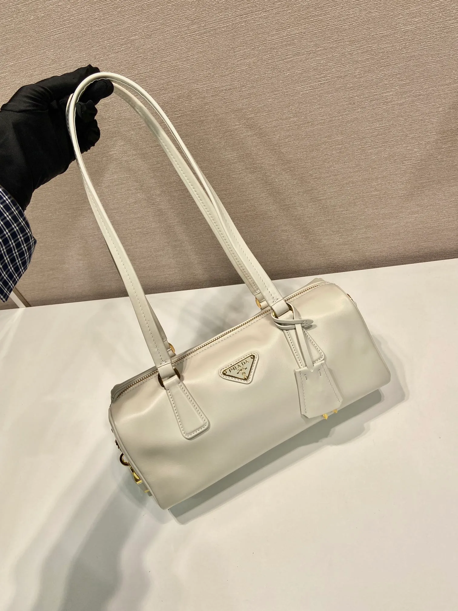 💰1640🎉Padlock women's model🎉1BB127 new product🎉🎉 This handbag is made of imported calfskin and imported sheepskin inside. The exquisite and versatile silhouette highlights the essence. Paired with gold metal hardware, the zipper closure has an elegant padlock, making it even more chic. It has large capacity and can be carried by hand or on the shoulder. Baby, hurry up and get it🎉🎉 Length 29x Height 12.5x Bottom 10cm🎉🎉