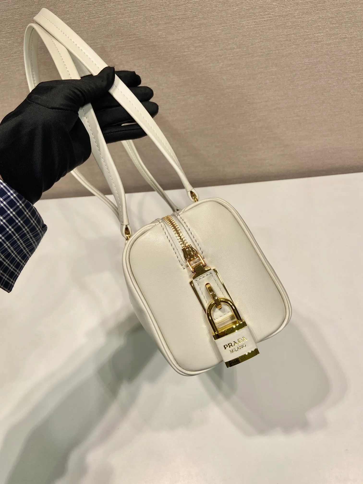 💰1640🎉Padlock women's model🎉1BB127 new product🎉🎉 This handbag is made of imported calfskin and imported sheepskin inside. The exquisite and versatile silhouette highlights the essence. Paired with gold metal hardware, the zipper closure has an elegant padlock, making it even more chic. It has large capacity and can be carried by hand or on the shoulder. Baby, hurry up and get it🎉🎉 Length 29x Height 12.5x Bottom 10cm🎉🎉
