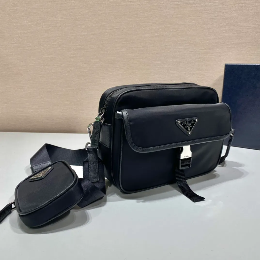 💰1020🎉New messenger bag🎉2VH133B🎉🎉 This crossbody bag is made of imported nylon fabric, top-grade hardware🎉🎉Detachable and adjustable nylon strap and leather shoulder strap, with detachable pouch, flip-top coated with enamel metal triangle logo Zipper closure, external pockets, with flaps and side buckles, recycled nylon lining, lightweight and practical, and a timeless and popular style🎉🎉worth owning🎉🎉 Length 22x Height 16x Bottom 5cm