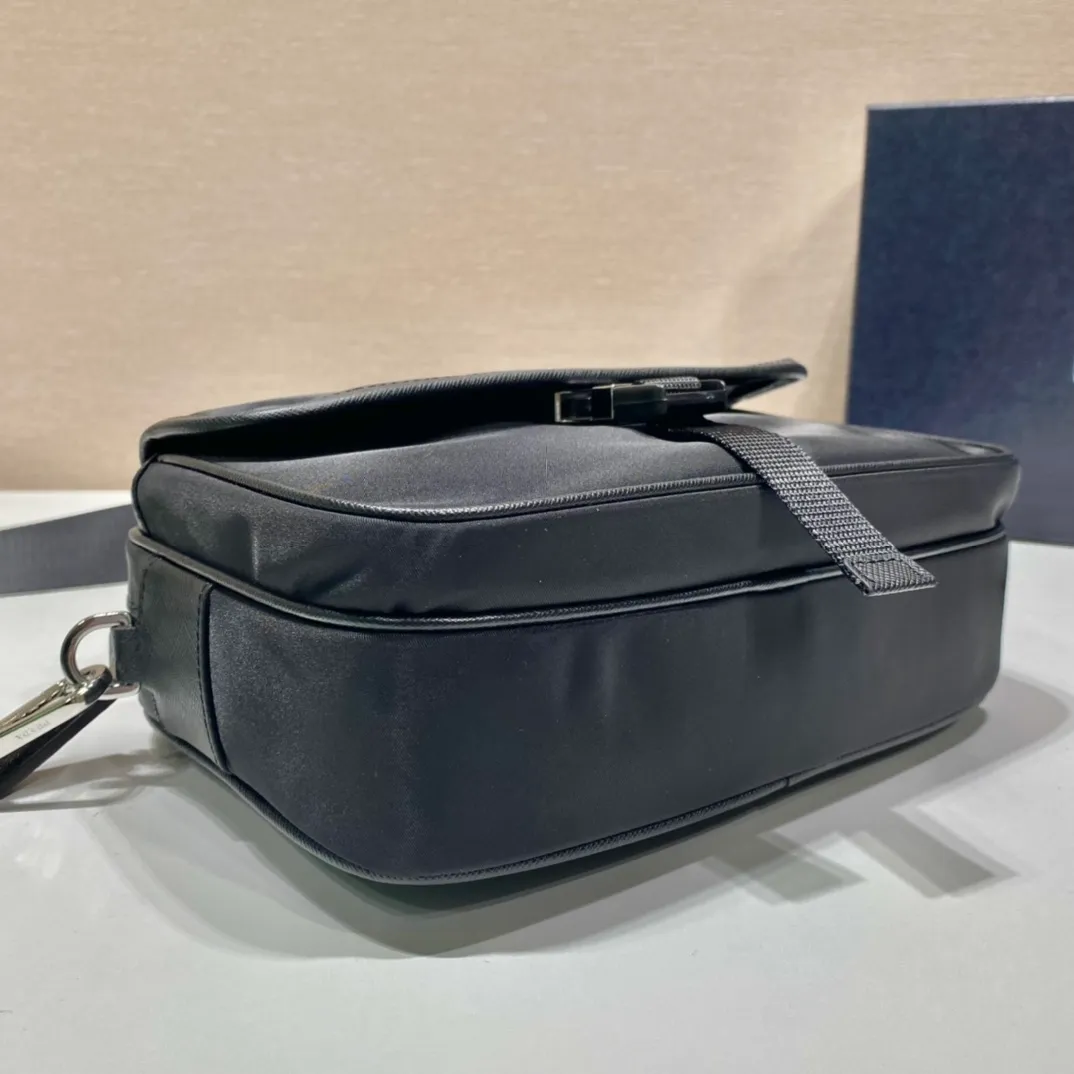 💰1020🎉New messenger bag🎉2VH133B🎉🎉 This crossbody bag is made of imported nylon fabric, top-grade hardware🎉🎉Detachable and adjustable nylon strap and leather shoulder strap, with detachable pouch, flip-top coated with enamel metal triangle logo Zipper closure, external pockets, with flaps and side buckles, recycled nylon lining, lightweight and practical, and a timeless and popular style🎉🎉worth owning🎉🎉 Length 22x Height 16x Bottom 5cm