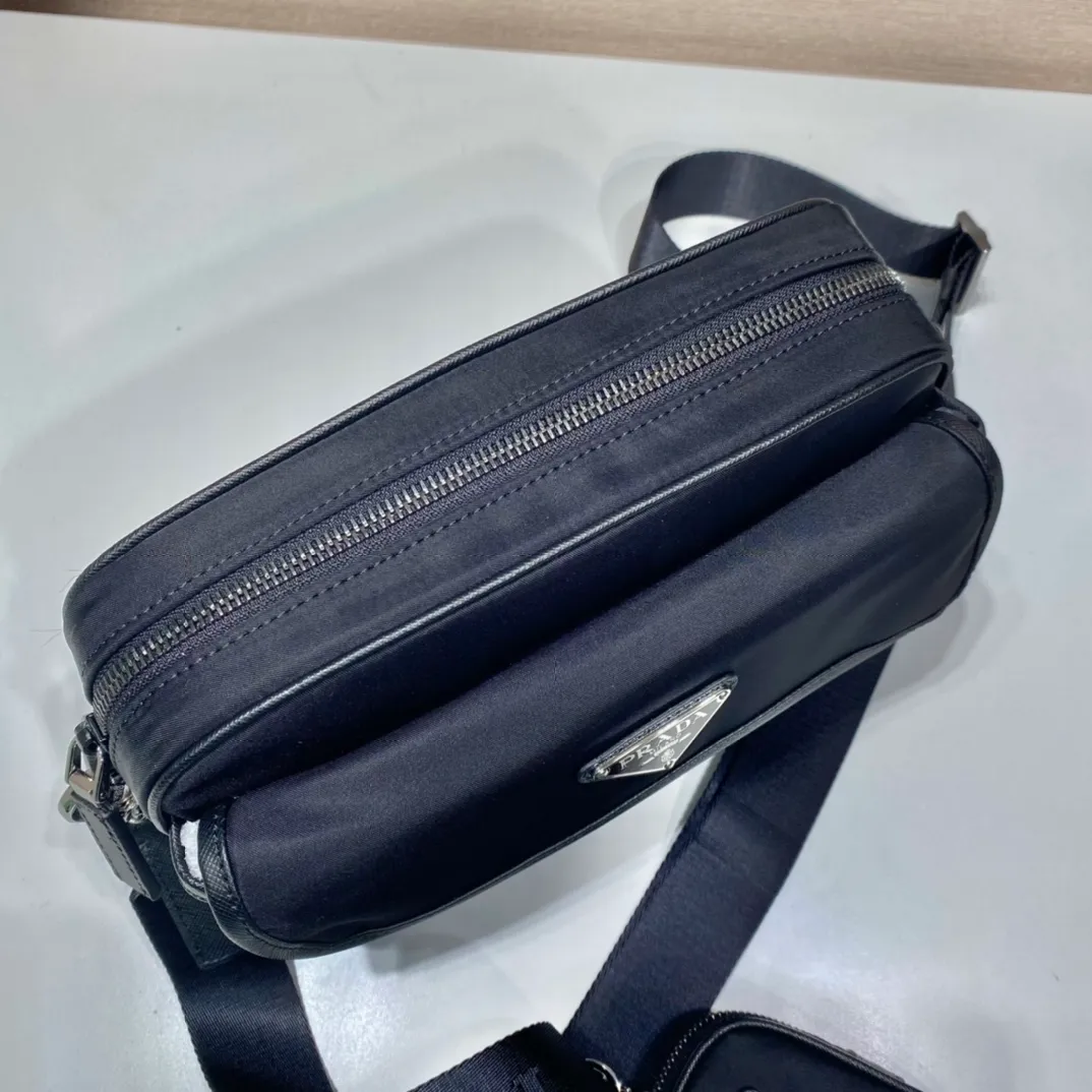 💰1020🎉New messenger bag🎉2VH133B🎉🎉 This crossbody bag is made of imported nylon fabric, top-grade hardware🎉🎉Detachable and adjustable nylon strap and leather shoulder strap, with detachable pouch, flip-top coated with enamel metal triangle logo Zipper closure, external pockets, with flaps and side buckles, recycled nylon lining, lightweight and practical, and a timeless and popular style🎉🎉worth owning🎉🎉 Length 22x Height 16x Bottom 5cm