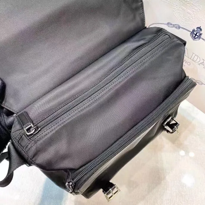 p600¥🎉Upgraded messenger bag🎉1BD671🎉🎉This messenger bag is embellished with Saffiano leather details. Decorated with a logo and steel hardware triangular logo elements, it is equipped with an adjustable fabric shoulder strap and a detachable small bag on the shoulder strap. I love it so much😘😘The capacity is very large and the upper body effect is great. Get it now👏👏Another popular style that will never go out of style🎉🎉Length 30x Height 25x Bottom 12cm🎉🎉🎉