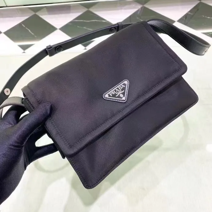 p800¥🎉The hottest mini messenger bag🎉So cute😘This shoulder bag is made of unique padded nylon, and is equipped with an adjustable leather shoulder strap and a back pocket. The metal accessories give a touch of bright color. The overall design is low-key, luxurious and versatile. This The design is more simple, but the style is still the same🙊🙊If you like babies, hurry up and buy it. It is a unisex style, and it is a popular style that will never go out of style👏👏Mini size🙊Style number 1BD313, length 23.5x18x base 11cm.