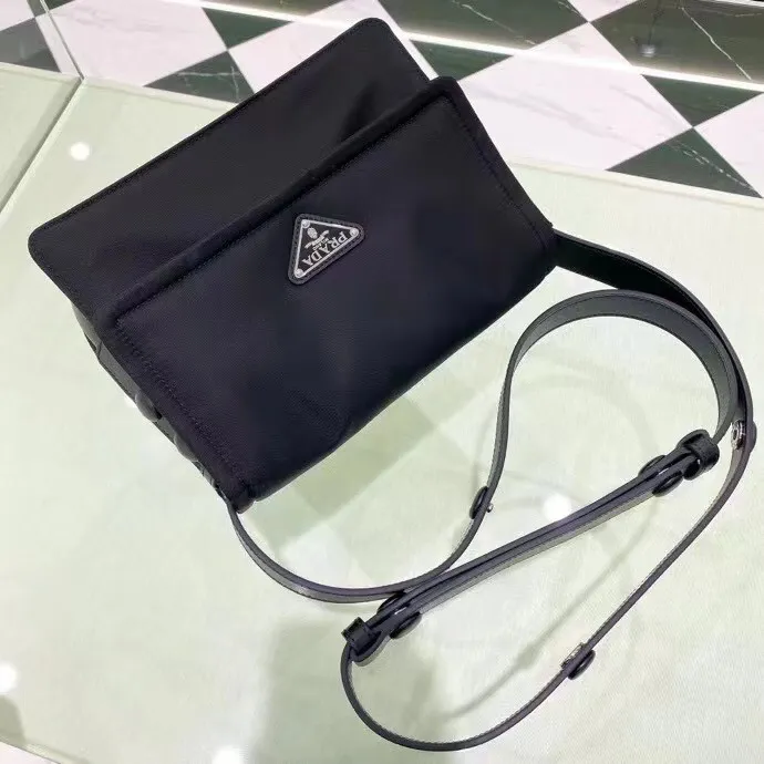 p800¥🎉The hottest mini messenger bag🎉So cute😘This shoulder bag is made of unique padded nylon, and is equipped with an adjustable leather shoulder strap and a back pocket. The metal accessories give a touch of bright color. The overall design is low-key, luxurious and versatile. This The design is more simple, but the style is still the same🙊🙊If you like babies, hurry up and buy it. It is a unisex style, and it is a popular style that will never go out of style👏👏Mini size🙊Style number 1BD313, length 23.5x18x base 11cm.