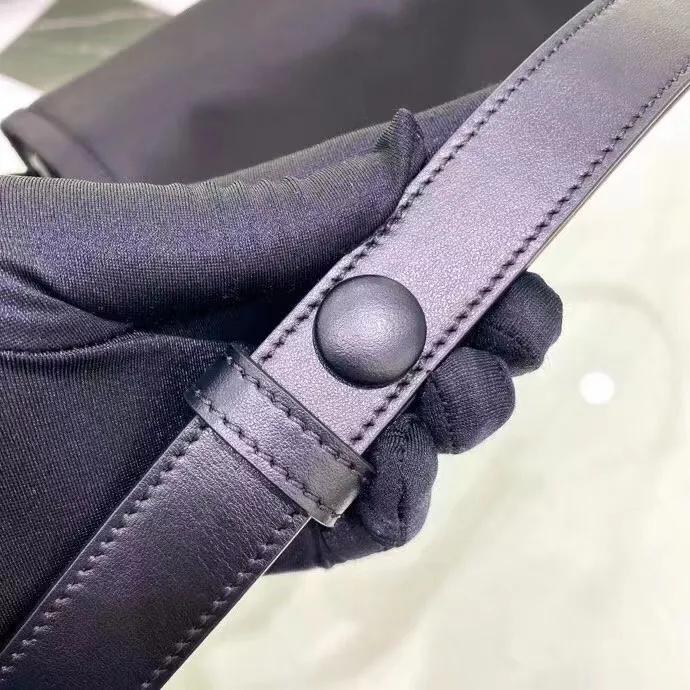 p800¥🎉The hottest mini messenger bag🎉So cute😘This shoulder bag is made of unique padded nylon, and is equipped with an adjustable leather shoulder strap and a back pocket. The metal accessories give a touch of bright color. The overall design is low-key, luxurious and versatile. This The design is more simple, but the style is still the same🙊🙊If you like babies, hurry up and buy it. It is a unisex style, and it is a popular style that will never go out of style👏👏Mini size🙊Style number 1BD313, length 23.5x18x base 11cm.