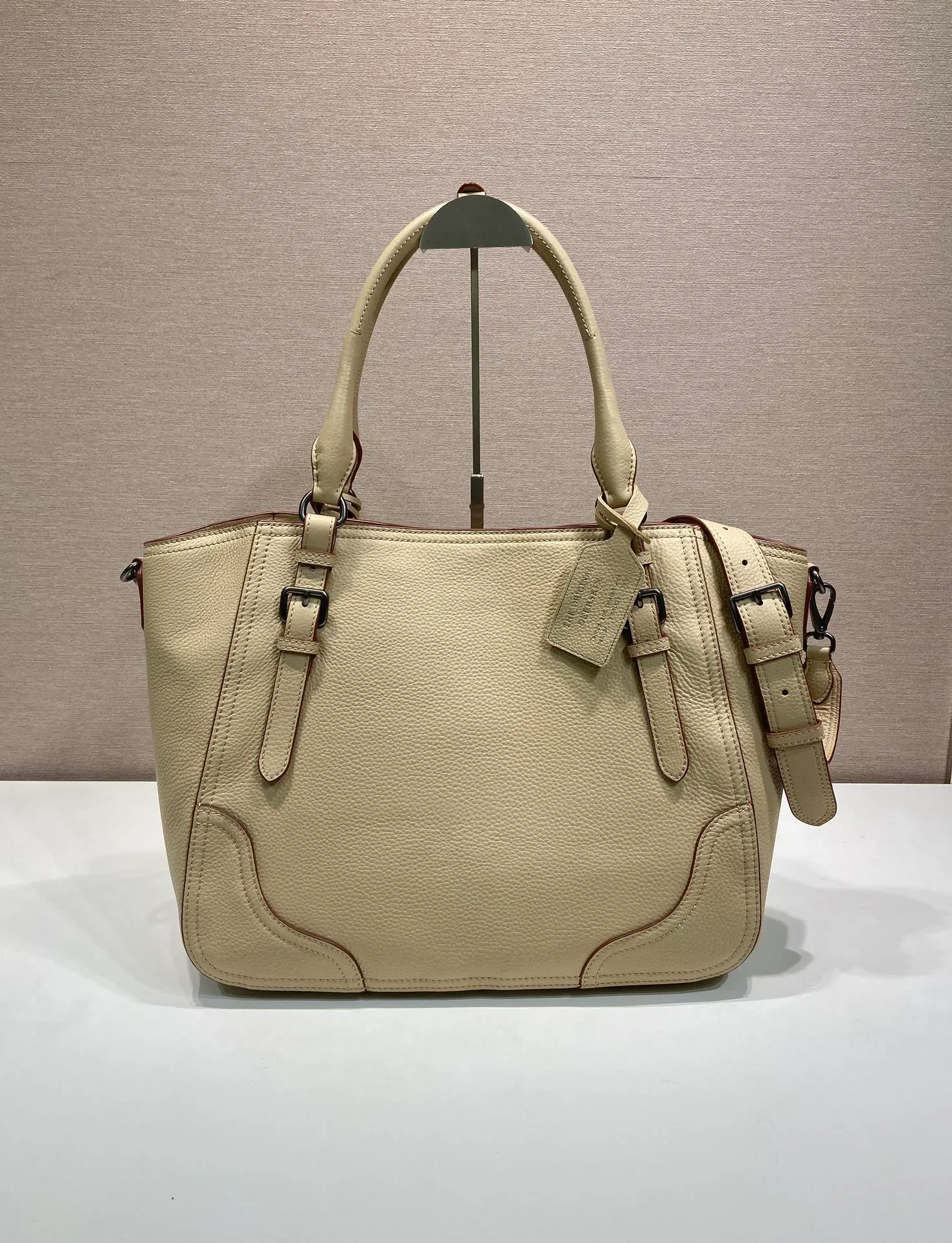 💰2040🎉New Arrival🎉1BG602🎉🎉 This tote bag marks a return to the roots of our DNA, with a design reminiscent of travel themes. The loose, functional silhouette is made from richly textured leather with irregular textures for a natural yet refined effect. Leather handles Removable and adjustable deerskin shoulder strap with embossed letter logo on the front Magnetic closure, nylon lining with printed logo, two pockets, one of which is zippered, large capacity, another timeless hot item, get it now 🎉 Length 38x Height 32x Bottom 14cm🎉🎉🎉💰💰💰