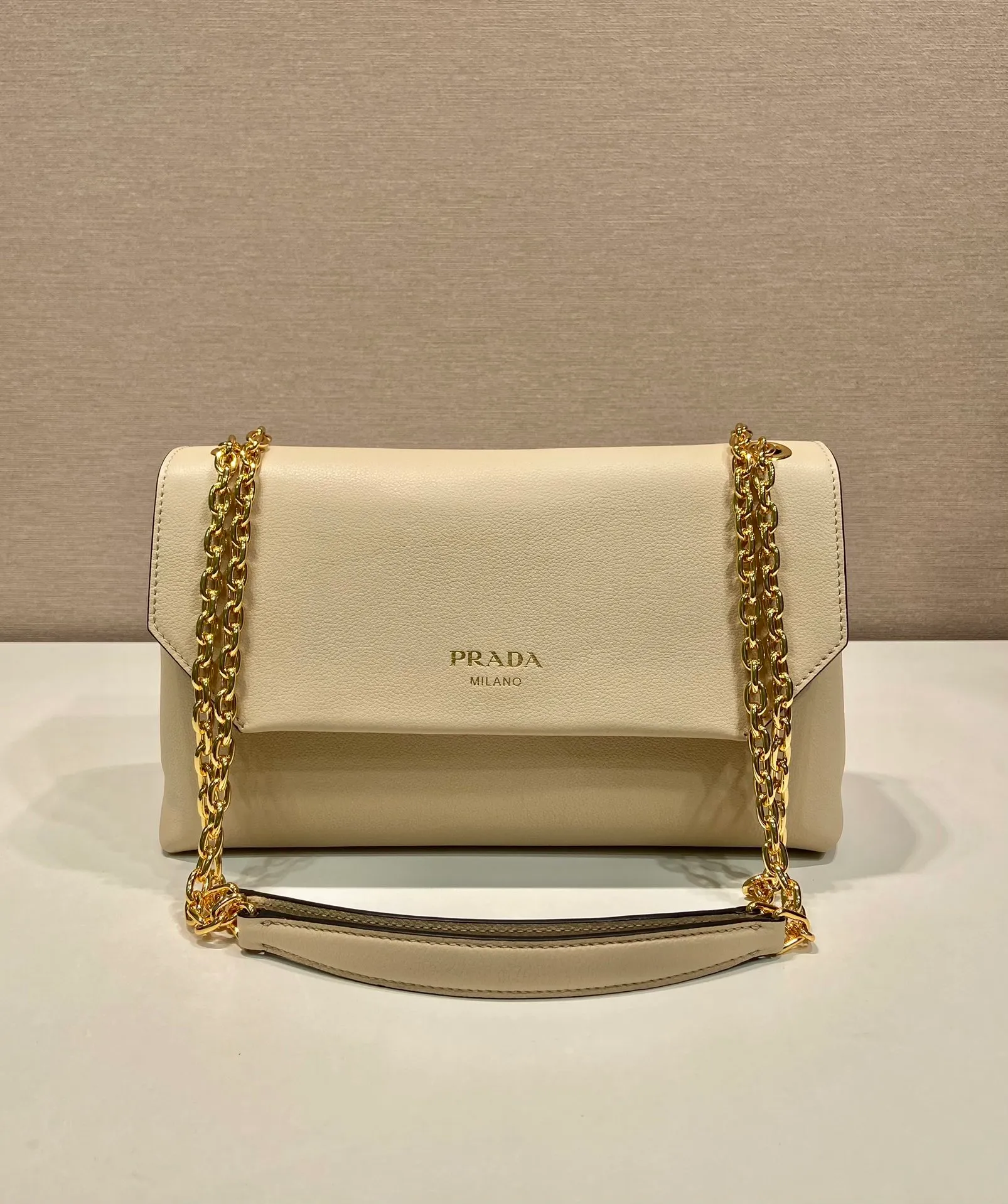 💰1720🎉New small size🎉1BD371 women's model🎉🎉 This new women's bag is made of imported calfskin with imported lambskin inside. With a flip-top design, the iron strap can be lengthened or shortened, and can be carried on the shoulder or across the body. It can be exchanged on different occasions, the space is large, and the upper body effect is very beautiful👍👍Hurry up and get it, it is worth owning. 👏👏 Length 29x Height 16x Bottom 9.5cm👏👏👏🎉🎉🎉