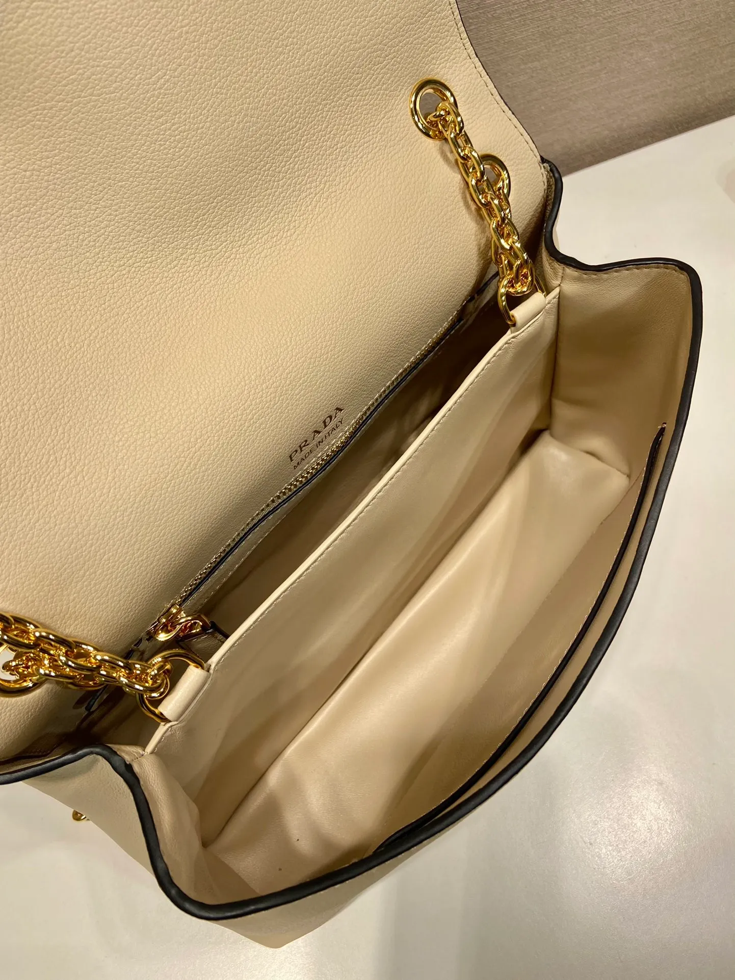 💰1720🎉New small size🎉1BD371 women's model🎉🎉 This new women's bag is made of imported calfskin with imported lambskin inside. With a flip-top design, the iron strap can be lengthened or shortened, and can be carried on the shoulder or across the body. It can be exchanged on different occasions, the space is large, and the upper body effect is very beautiful👍👍Hurry up and get it, it is worth owning. 👏👏 Length 29x Height 16x Bottom 9.5cm👏👏👏🎉🎉🎉