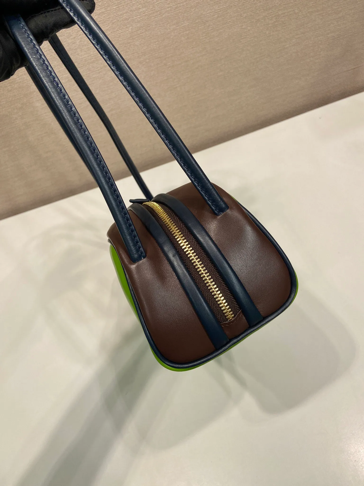 💰1520🎉New bowling ball🎉1BC249🎉🎉 This bowling bag cleverly combines classic and modern elements. Made of imported cowhide and imported sheepskin inside, the bag has a contrasting color edging design, which makes it look particularly fashionable. The zipper opening and closing design is more practical, and the letter emblem decoration is unique. It has a large capacity and space, and it is a popular style that will never go out of style🎉🎉 Length 28x Height 11.5cmx Bottom 10cm🎉🎉🎉💰💰💰