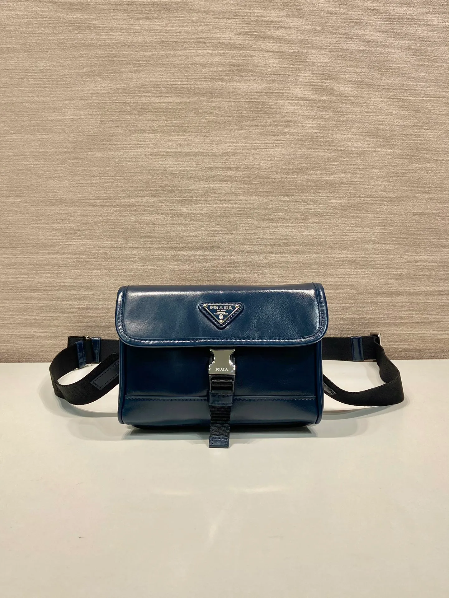 💰900🎉 Oil wax leather small messenger bag 🎉 2ZH108 mobile phone bag 🎉 This small messenger bag is made of oil wax leather 🎉 Equipped with a detachable and adjustable wide nylon shoulder strap. For the now super popular small bag trend, it is definitely worth buying! And it has an inexplicable retro feeling🙊I like the design of PRD so much. It is fashionable😘I recommend this design to be simple and elegant. A triangle logo is enough to show the fashionable atmosphere of personality. It is easy to use for daily use. It is recommended for men and women. 👧🏻➕👨🏻, length 18x height 13x bottom 3cm👏👏👏💰💰💰