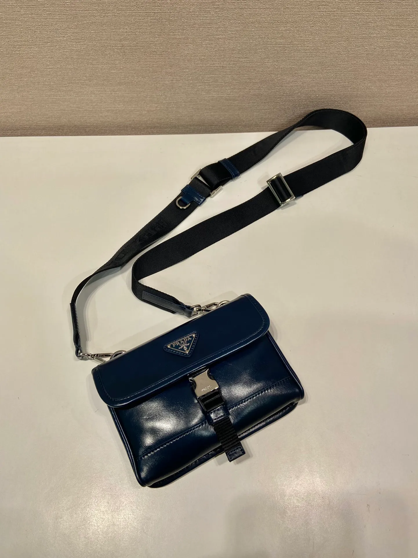 💰900🎉 Oil wax leather small messenger bag 🎉 2ZH108 mobile phone bag 🎉 This small messenger bag is made of oil wax leather 🎉 Equipped with a detachable and adjustable wide nylon shoulder strap. For the now super popular small bag trend, it is definitely worth buying! And it has an inexplicable retro feeling🙊I like the design of PRD so much. It is fashionable😘I recommend this design to be simple and elegant. A triangle logo is enough to show the fashionable atmosphere of personality. It is easy to use for daily use. It is recommended for men and women. 👧🏻➕👨🏻, length 18x height 13x bottom 3cm👏👏👏💰💰💰