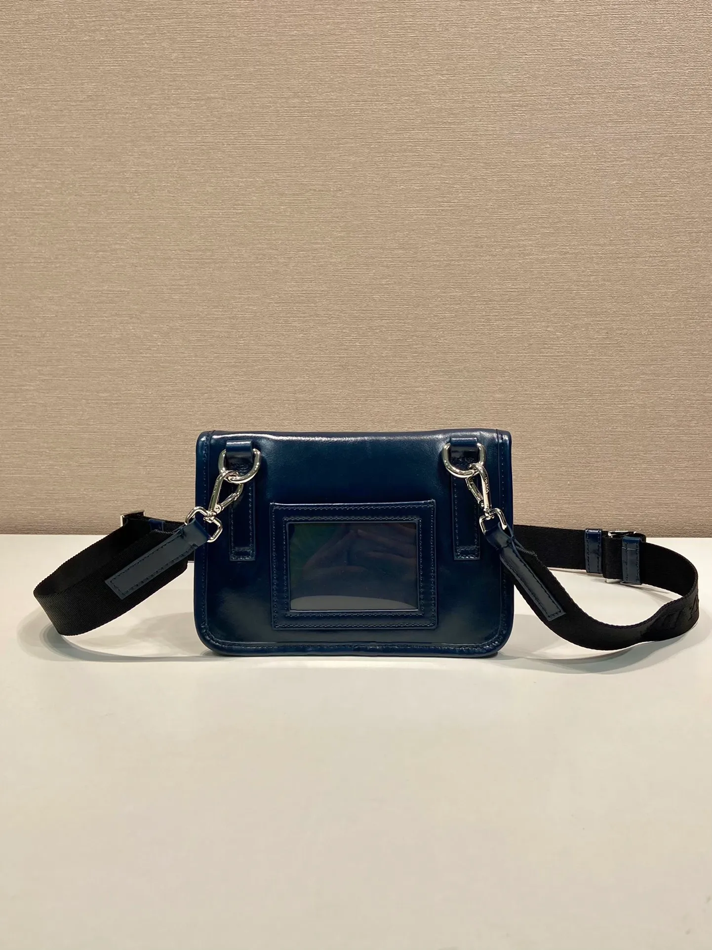 💰900🎉 Oil wax leather small messenger bag 🎉 2ZH108 mobile phone bag 🎉 This small messenger bag is made of oil wax leather 🎉 Equipped with a detachable and adjustable wide nylon shoulder strap. For the now super popular small bag trend, it is definitely worth buying! And it has an inexplicable retro feeling🙊I like the design of PRD so much. It is fashionable😘I recommend this design to be simple and elegant. A triangle logo is enough to show the fashionable atmosphere of personality. It is easy to use for daily use. It is recommended for men and women. 👧🏻➕👨🏻, length 18x height 13x bottom 3cm👏👏👏💰💰💰
