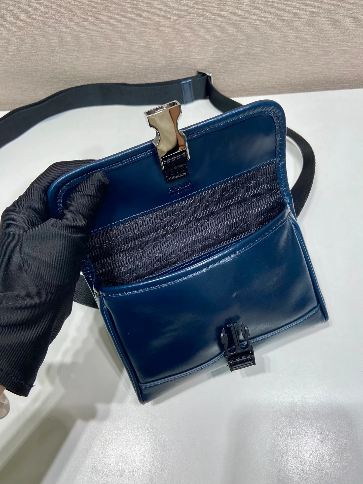 💰900🎉 Oil wax leather small messenger bag 🎉 2ZH108 mobile phone bag 🎉 This small messenger bag is made of oil wax leather 🎉 Equipped with a detachable and adjustable wide nylon shoulder strap. For the now super popular small bag trend, it is definitely worth buying! And it has an inexplicable retro feeling🙊I like the design of PRD so much. It is fashionable😘I recommend this design to be simple and elegant. A triangle logo is enough to show the fashionable atmosphere of personality. It is easy to use for daily use. It is recommended for men and women. 👧🏻➕👨🏻, length 18x height 13x bottom 3cm👏👏👏💰💰💰