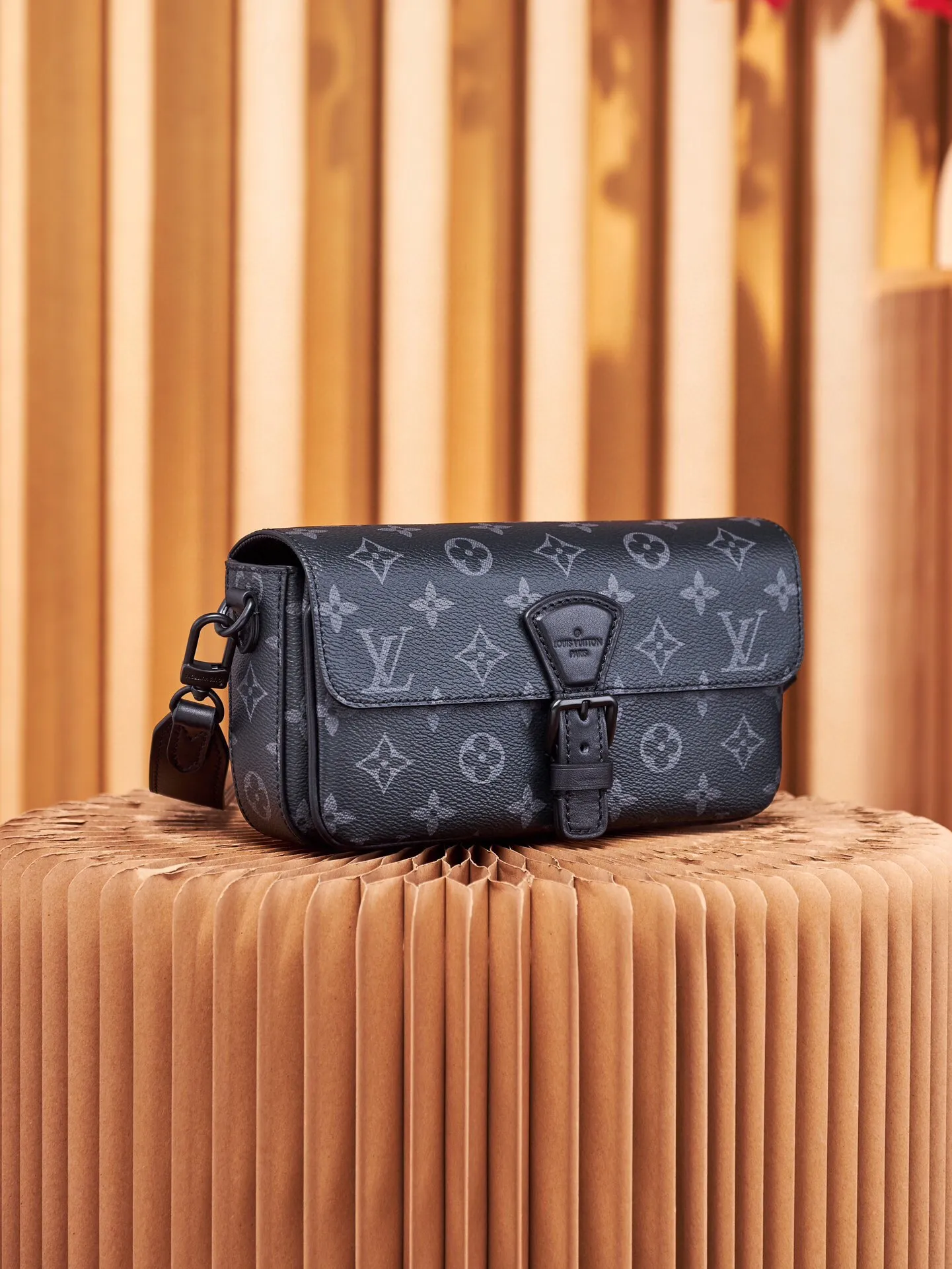 P¥700👉nfc dynamic chip version👈【Top inspection-free all-steel hardware】This Montsouris mini handbag draws inspiration from the 1994 Montsouris handbag. It is made of Monogram Eclipse canvas to present a slender configuration, and the iconic buckle on the front is equipped with a magnetic buckle. It has multiple interior pockets and compartments, and a detachable and adjustable shoulder strap for easy shoulder or cross-body wear. Monogram Eclipse coated canvas, cow leather trim, fabric lining, metal hardware, compartment, interior patch pocket, magnetic flap closure, shoulder strap: removable and adjustable! ! Model: M83567; Size: 22x12x6CM