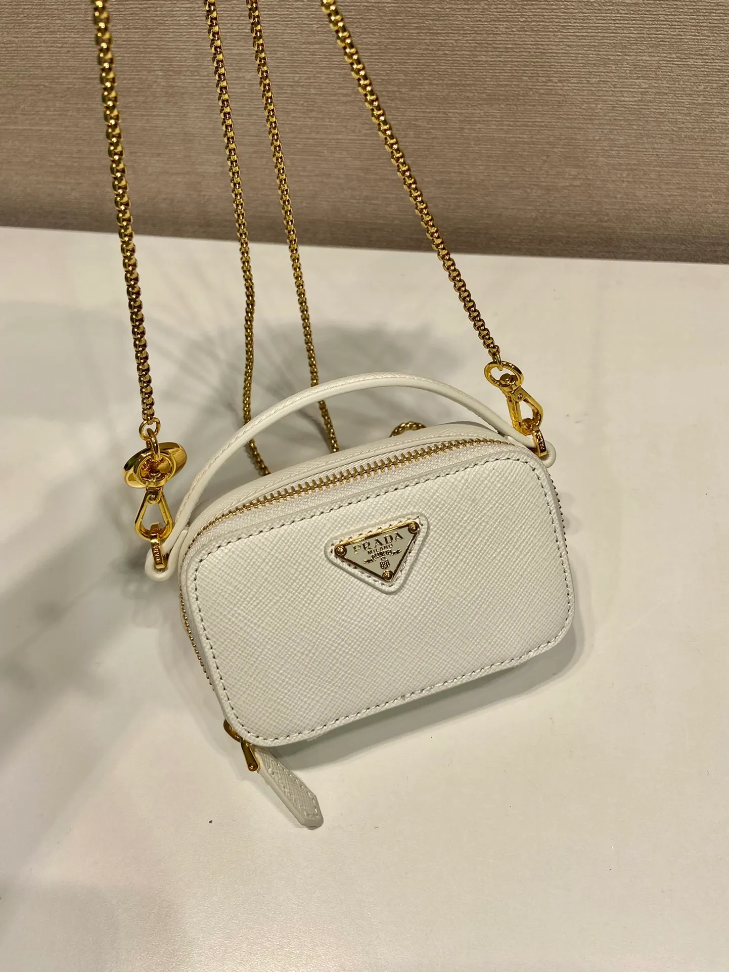 💰960🎉Mini cross-body bag🎉1NR025 cross-grain cowhide🎉🎉 This exquisite cross-grain cowhide mini bag presents smooth and harmonious lines. Featuring leather handles and a detachable chain shoulder strap, featuring the signature triangle logo in enameled metal. My wife is lovely and worth having. Hurry up and get it🎉🎉Length 11x Height 6.5x Bottom 2.5cm🎉🎉👏👏