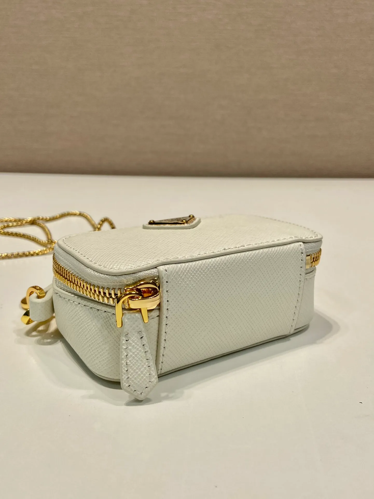 💰960🎉Mini cross-body bag🎉1NR025 cross-grain cowhide🎉🎉 This exquisite cross-grain cowhide mini bag presents smooth and harmonious lines. Featuring leather handles and a detachable chain shoulder strap, featuring the signature triangle logo in enameled metal. My wife is lovely and worth having. Hurry up and get it🎉🎉Length 11x Height 6.5x Bottom 2.5cm🎉🎉👏👏