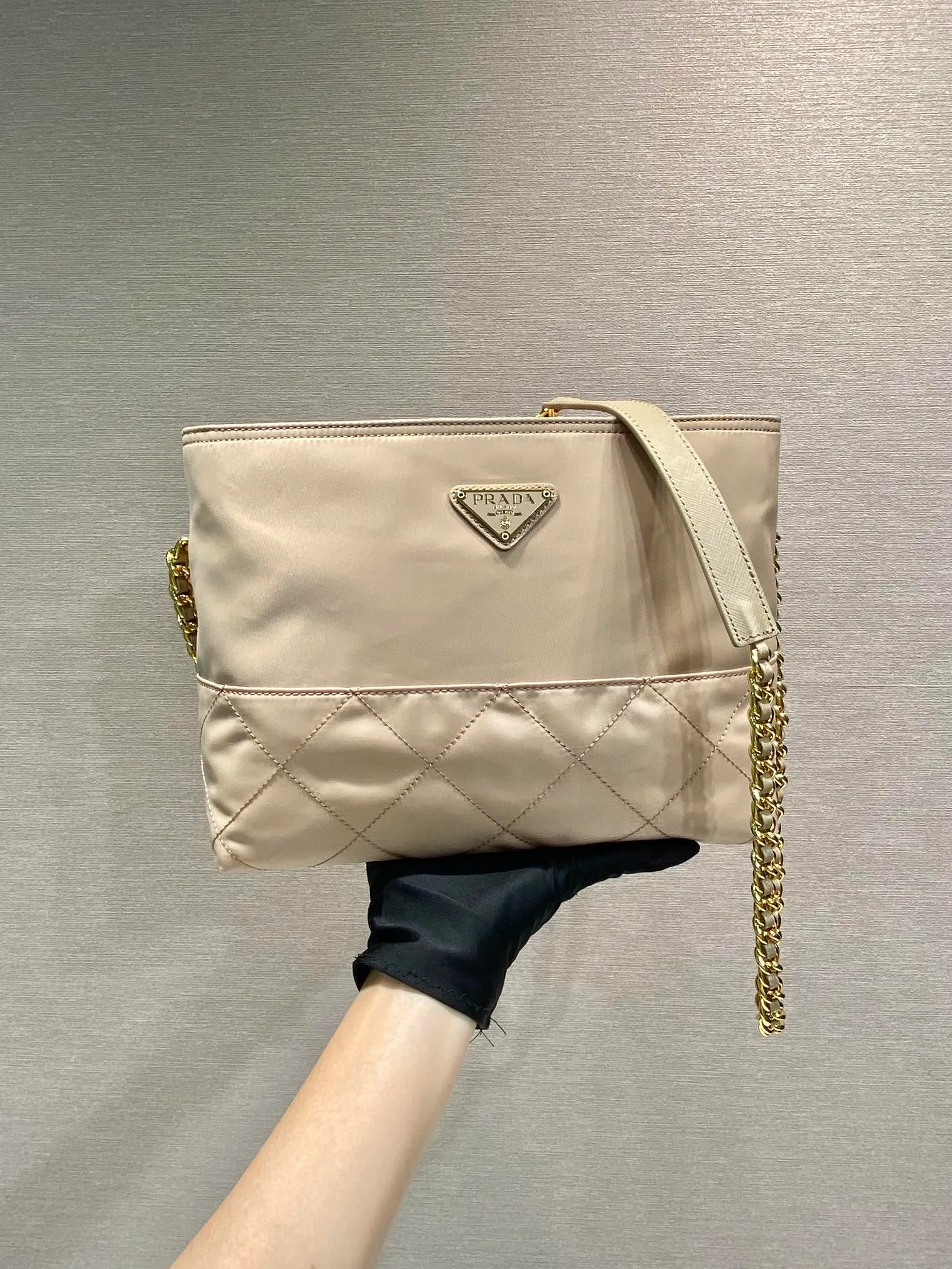 💰1060🎉Middle-hand crossbody bag🎉🎉🎉1BD645🎉🎉 This Vintage middle-aged chain diamond hobo bag has a great design👏👏 Purely handmade nylon rhombus design, can be worn on one shoulder or crossbody, and the imported black gold chain is really the eternal theme of vintage😘😘It is simple and elegant, with large capacity and space👍The upper body is particularly trendy, versatile and fashionable. No matter casual or formal, they all have a stable temperament. Hurry up and get it🙊I love this second-hand hobo bag😘😘 Length 25x Height 21x Bottom 8cm