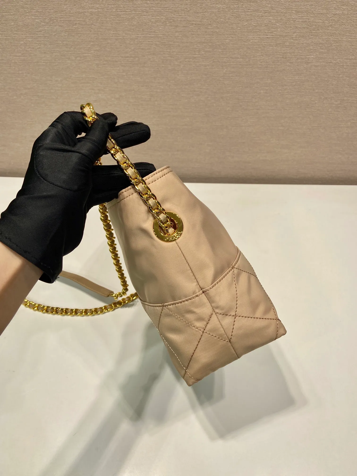 💰1060🎉Middle-hand crossbody bag🎉🎉🎉1BD645🎉🎉 This Vintage middle-aged chain diamond hobo bag has a great design👏👏 Purely handmade nylon rhombus design, can be worn on one shoulder or crossbody, and the imported black gold chain is really the eternal theme of vintage😘😘It is simple and elegant, with large capacity and space👍The upper body is particularly trendy, versatile and fashionable. No matter casual or formal, they all have a stable temperament. Hurry up and get it🙊I love this second-hand hobo bag😘😘 Length 25x Height 21x Bottom 8cm