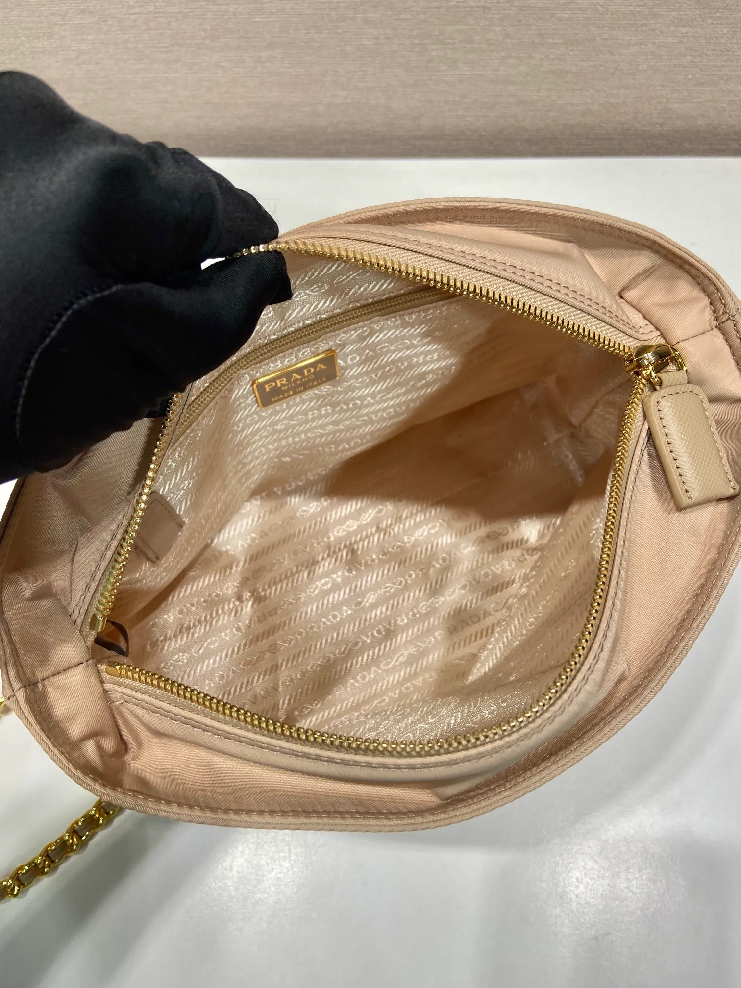 💰1060🎉Middle-hand crossbody bag🎉🎉🎉1BD645🎉🎉 This Vintage middle-aged chain diamond hobo bag has a great design👏👏 Purely handmade nylon rhombus design, can be worn on one shoulder or crossbody, and the imported black gold chain is really the eternal theme of vintage😘😘It is simple and elegant, with large capacity and space👍The upper body is particularly trendy, versatile and fashionable. No matter casual or formal, they all have a stable temperament. Hurry up and get it🙊I love this second-hand hobo bag😘😘 Length 25x Height 21x Bottom 8cm