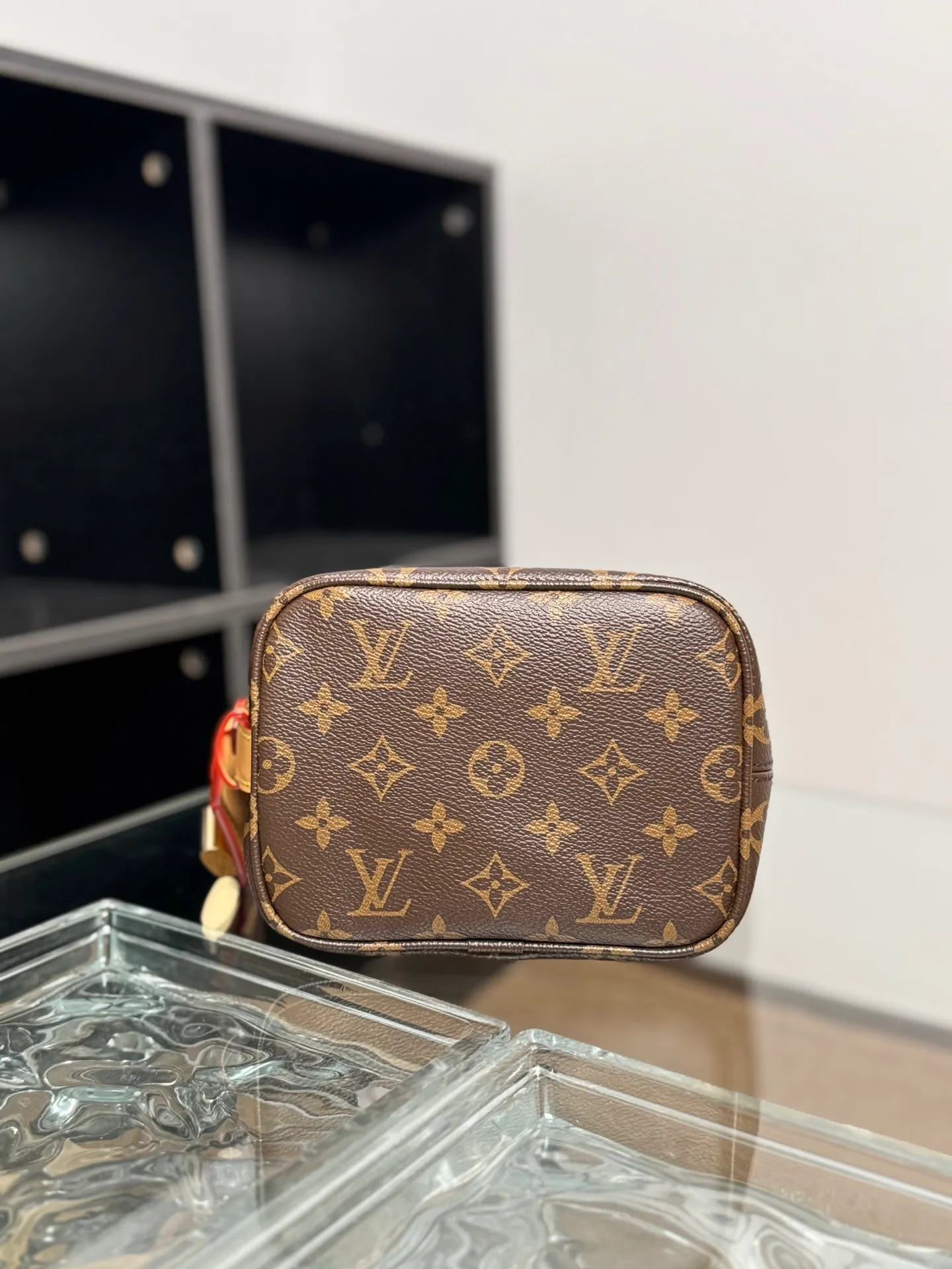 P¥1160👉nfc163C01 dynamic chip👈 [100% MB special grade, all steel hardware, imported fabrics] This All In BB handbag is made of Monogram canvas with shiny metal parts, and the iconic padlock and nameplate highlight the classic style. The adjustable shoulder strap continues the brand's trunk-making heritage, and the leather shoulder strap adds cross-body and shoulder carry options. The foldable design enables the silhouette to be retracted and retracted freely, providing ample space for daily use. Monogram coated canvas - Calfskin leather trim - Textile lining - Metal hardware - Magnetic and hook closure - Removable zippered interior pocket for a brand name - Padlock - Holds a smartphone, keys, Victorine wallet and headphones - Shoulder strap: non-detachable, adjustable! ! Model: M12925; Size: 16x18x12CM