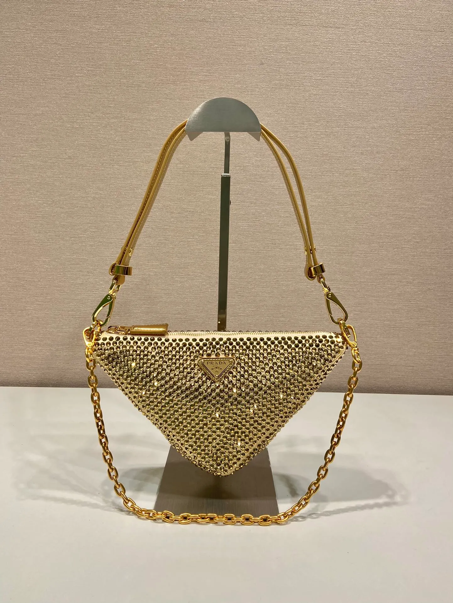 💰1260🎉Crystal triangle bag🎉1BC190 upgraded version🎉🎉 This one is decorated with full-body imitation crystals, detachable and adjustable leather handles, detachable chain handles, handbags/shoulder straps/crossbody, all can be used☺️It’s so perfect🎉🎉Blingbling effect is very eye-catching, cool and cool, and it is an Internet celebrity. Hurry up and get it, maybe babies 🎉🎉 Length 26x height 15x base 6cm🎉🎉🎉💰💰💰
