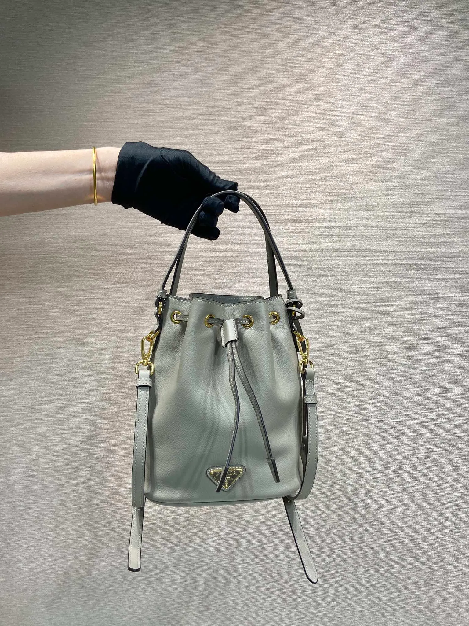 💰1320🎉Calfskin bucket bag🎉1BE067 new product🎉🎉 This bucket bag is made of imported calfskin and top-grade gold hardware, carrying the brand’s original and unique expression of extraordinary beauty. Comes with a detachable and adjustable long leather shoulder strap and leather keychain. Large capacity, light and practical🎉🎉Another popular style that will never go out of style🎉 Length 15.5x Height 19.5x Bottom 10cm