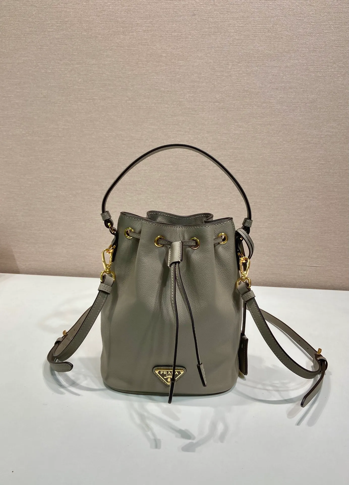 💰1320🎉Calfskin bucket bag🎉1BE067 new product🎉🎉 This bucket bag is made of imported calfskin and top-grade gold hardware, carrying the brand’s original and unique expression of extraordinary beauty. Comes with a detachable and adjustable long leather shoulder strap and leather keychain. Large capacity, light and practical🎉🎉Another popular style that will never go out of style🎉 Length 15.5x Height 19.5x Bottom 10cm