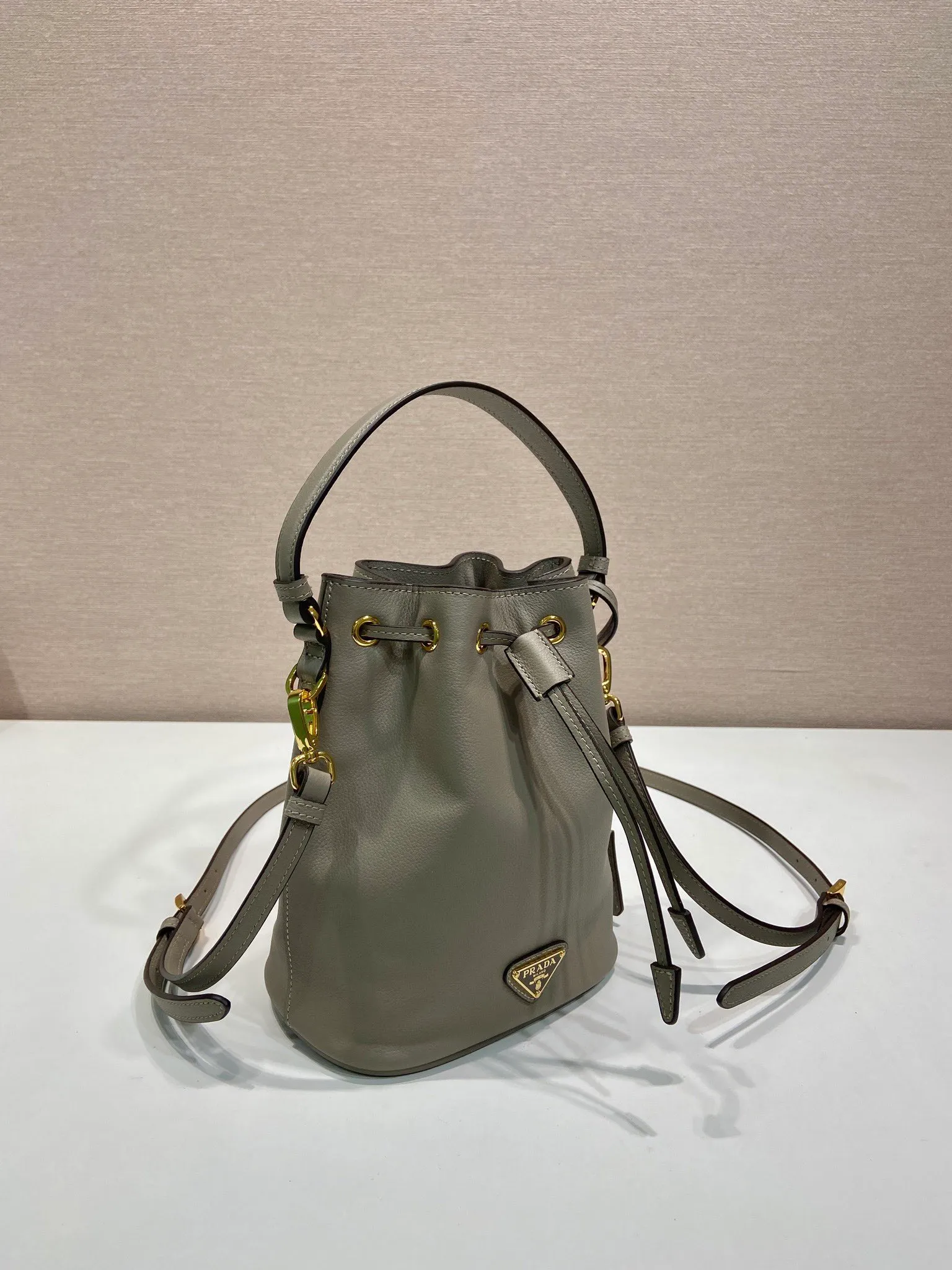 💰1320🎉Calfskin bucket bag🎉1BE067 new product🎉🎉 This bucket bag is made of imported calfskin and top-grade gold hardware, carrying the brand’s original and unique expression of extraordinary beauty. Comes with a detachable and adjustable long leather shoulder strap and leather keychain. Large capacity, light and practical🎉🎉Another popular style that will never go out of style🎉 Length 15.5x Height 19.5x Bottom 10cm