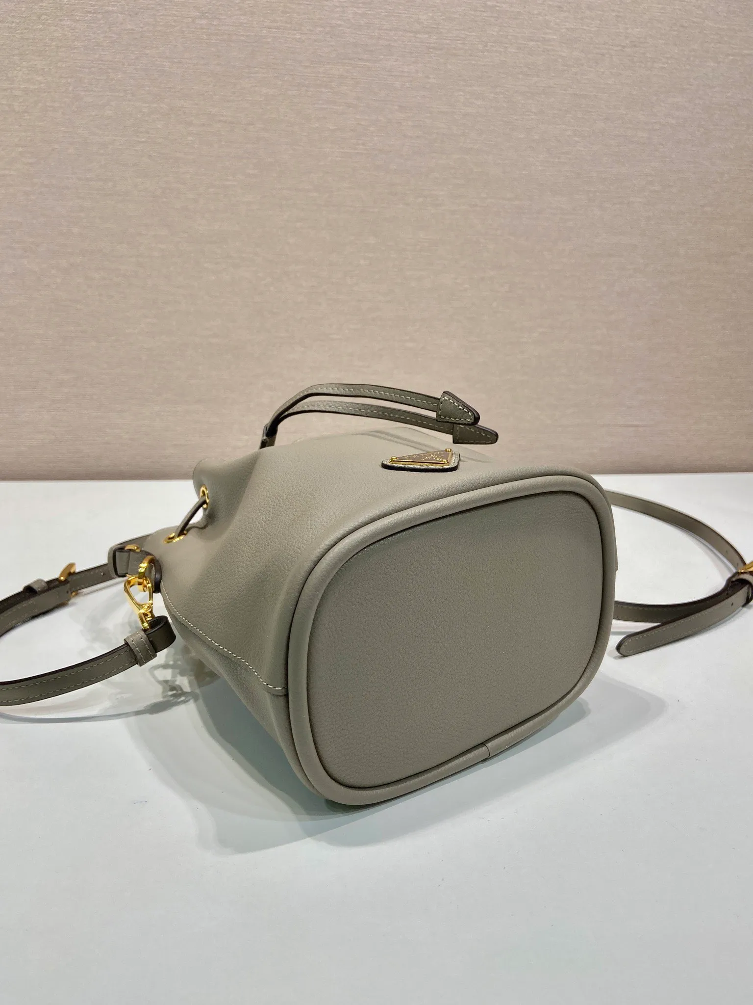 💰1320🎉Calfskin bucket bag🎉1BE067 new product🎉🎉 This bucket bag is made of imported calfskin and top-grade gold hardware, carrying the brand’s original and unique expression of extraordinary beauty. Comes with a detachable and adjustable long leather shoulder strap and leather keychain. Large capacity, light and practical🎉🎉Another popular style that will never go out of style🎉 Length 15.5x Height 19.5x Bottom 10cm