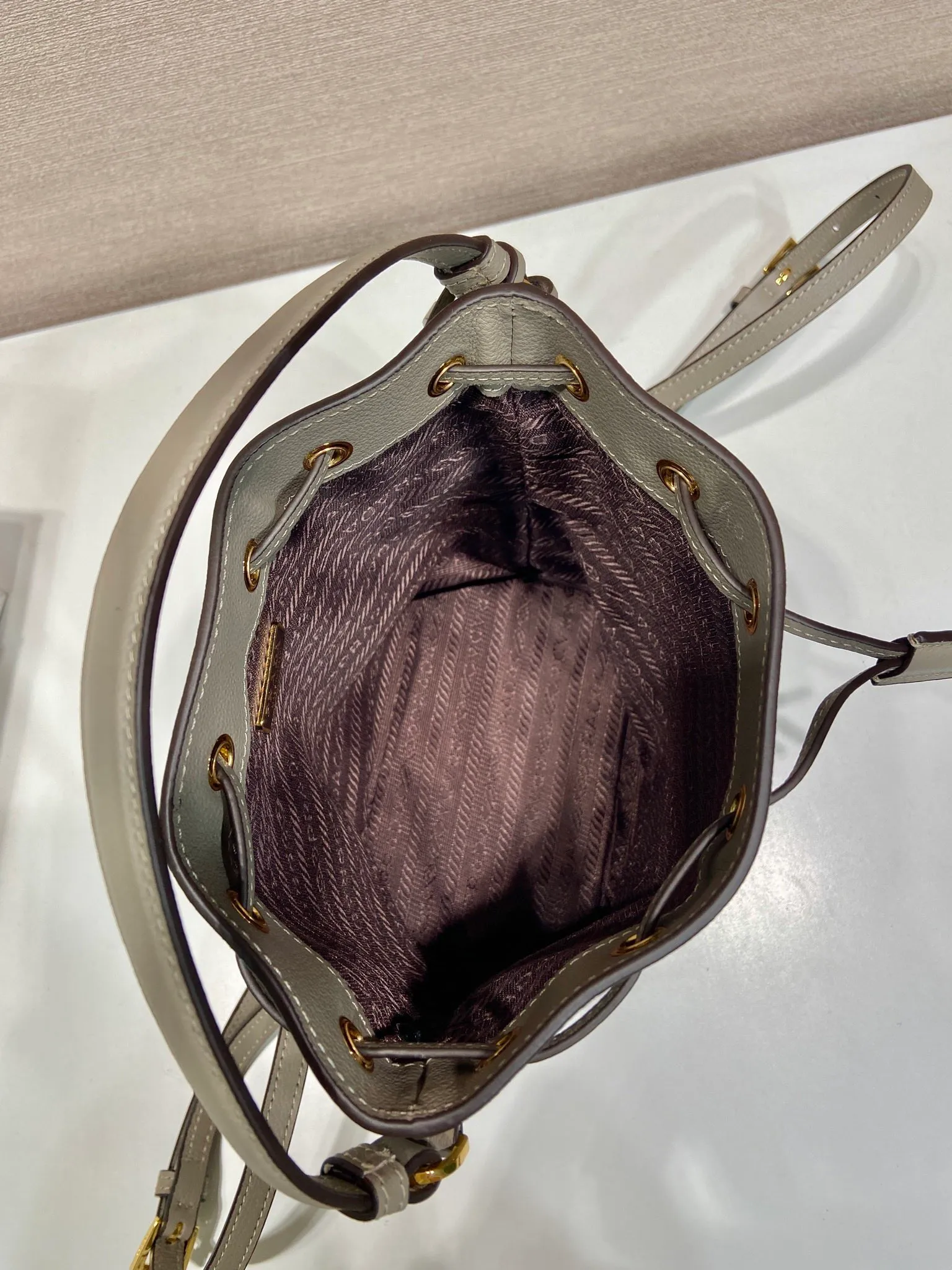 💰1320🎉Calfskin bucket bag🎉1BE067 new product🎉🎉 This bucket bag is made of imported calfskin and top-grade gold hardware, carrying the brand’s original and unique expression of extraordinary beauty. Comes with a detachable and adjustable long leather shoulder strap and leather keychain. Large capacity, light and practical🎉🎉Another popular style that will never go out of style🎉 Length 15.5x Height 19.5x Bottom 10cm