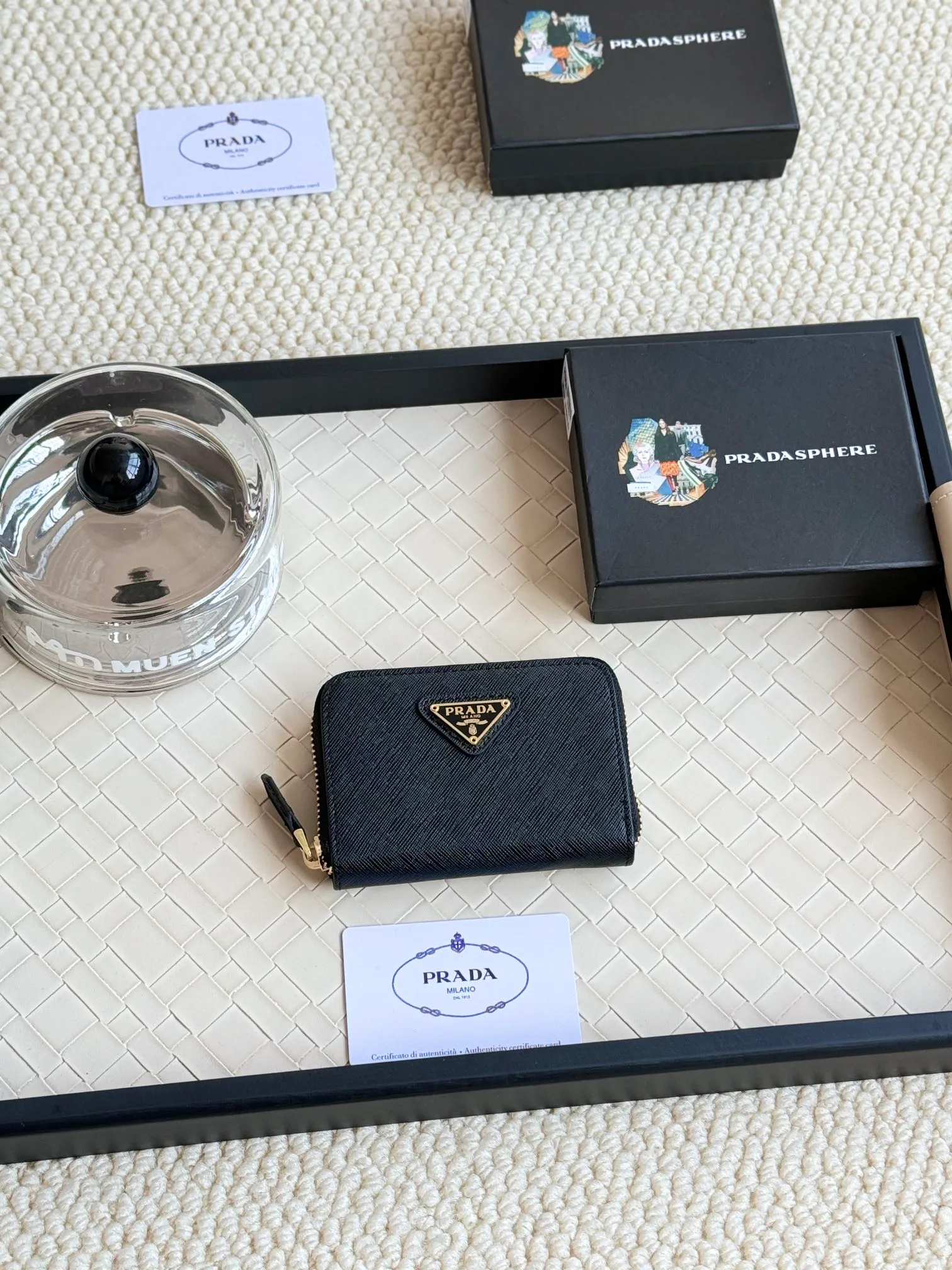 💰140PRADA’s popular genuine pickup bag [love] latest style at the counter, official website synchronization, genuine development, model 2MC553 #Color: black/pictured, excellent cowhide texture, imported thread lining, exquisite and even routing, smooth oil edges, exquisite workmanship, size: 12/9/2.5cm with original packaging box card]