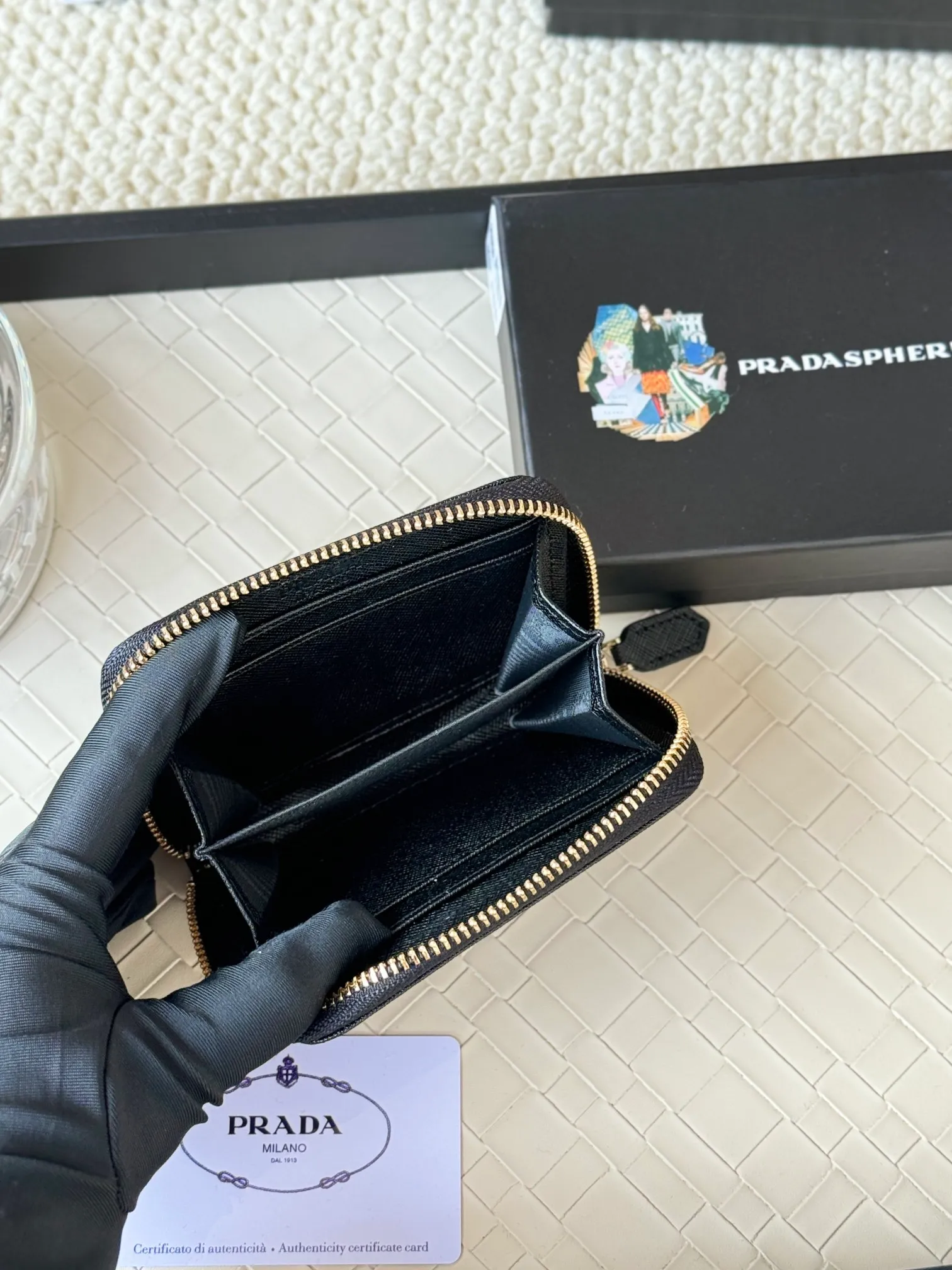 💰140PRADA’s popular genuine pickup bag [love] latest style at the counter, official website synchronization, genuine development, model 2MC553 #Color: black/pictured, excellent cowhide texture, imported thread lining, exquisite and even routing, smooth oil edges, exquisite workmanship, size: 12/9/2.5cm with original packaging box card]