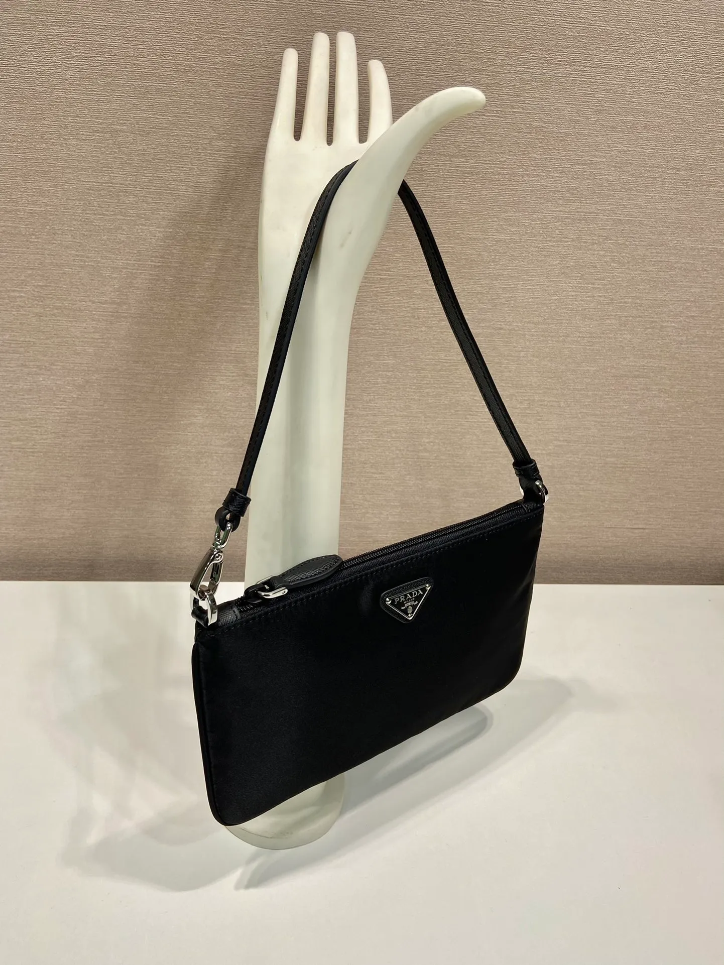 💰560🎉New armpit bag🎉1NI545🎉🎉 This armpit bag is made of imported nylon fabric, with imported cross pattern on the handle and metal triangle logo. It has a large space, is lightweight and practical, and the upper body effect is very beautiful and fashionable. It is also a popular style that will never go out of style. Babies, hurry up and get it! Length 24x Height 14cm🎉🎉🎉💰💰💰